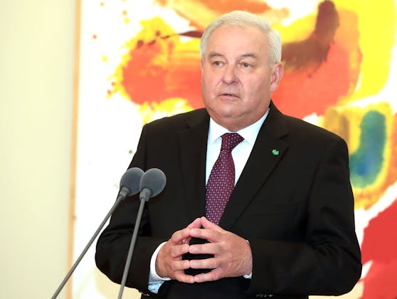 Landeshauptmann Hermann Schützenhöfer (ÖVP) hat am Freitag in der Grazer Burg nach mehr als 50 Jahren in der Politik seinen Rücktritt mit Juli bekannt gegeben.