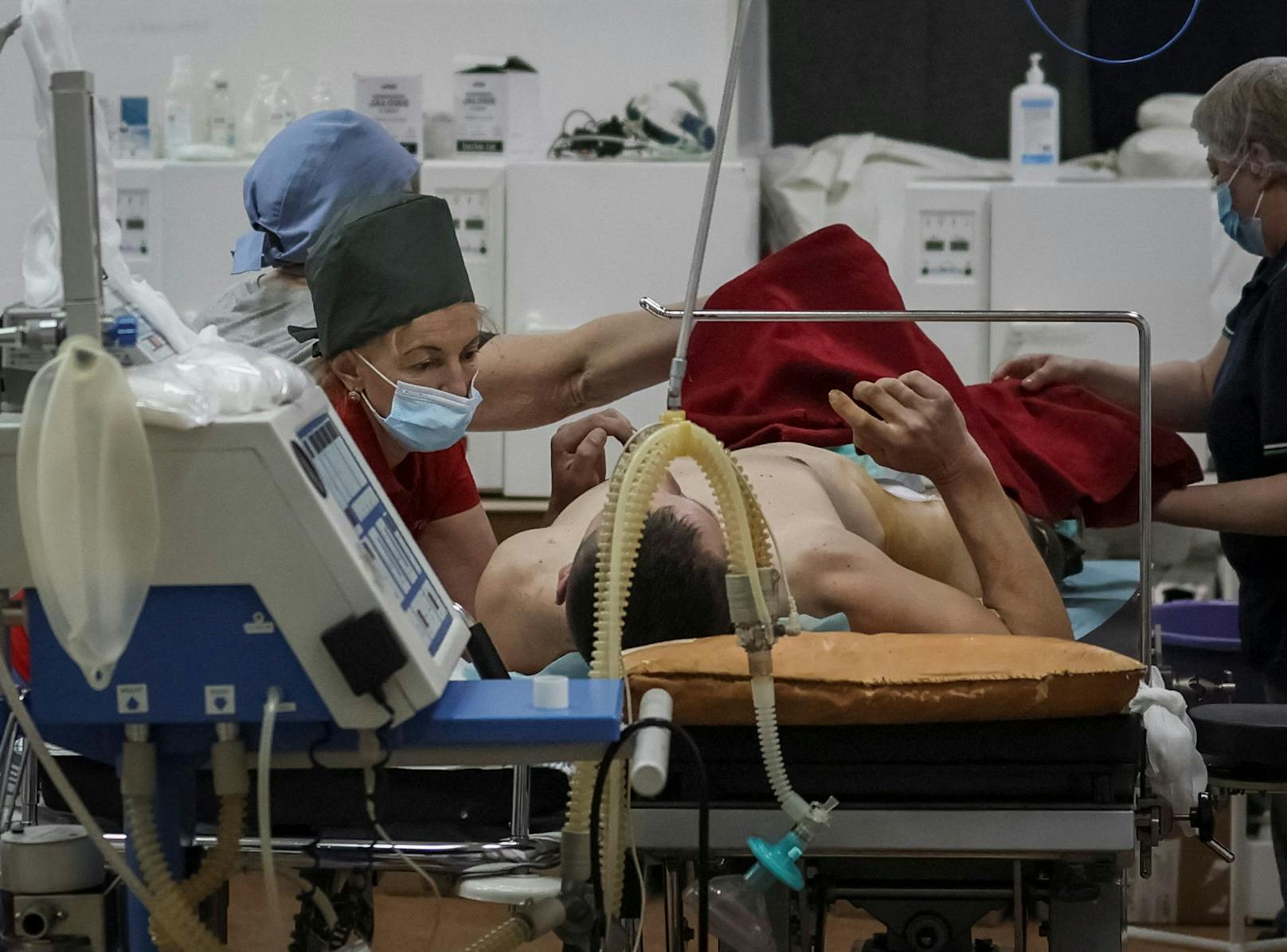 "Im Osten des Landes sterben täglich bis zu 100 Menschen. Und ein paar hundert Menschen – 450, 500 Menschen – werden verletzt jeden Tag", so Ukraine-Präsident Wolodimir Selenski.