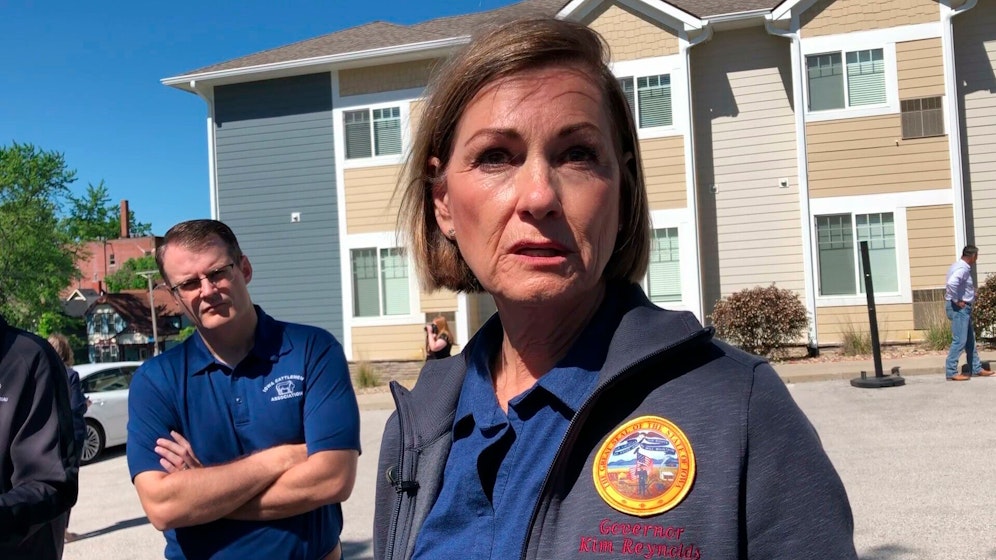 Erst Ende Mai hatte Iowas Gouverneurin Kim Reynolds verweigert, über strengere Waffengesetze auch nur sprechen zu wollen.&nbsp;