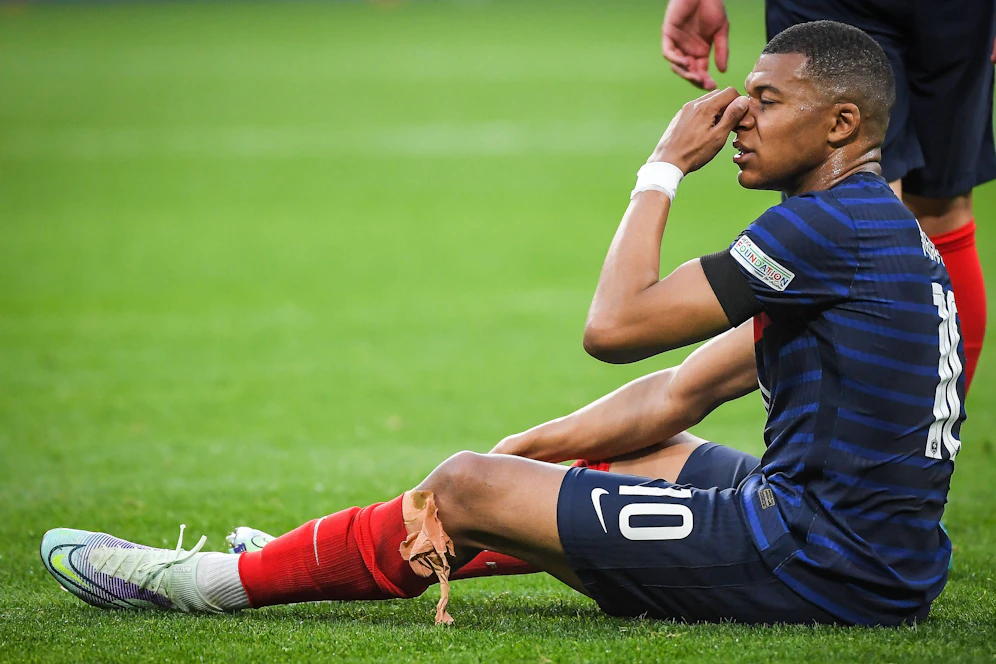 Kylian Mbappe verletzt sich bei der Frankreich-Niederlage.