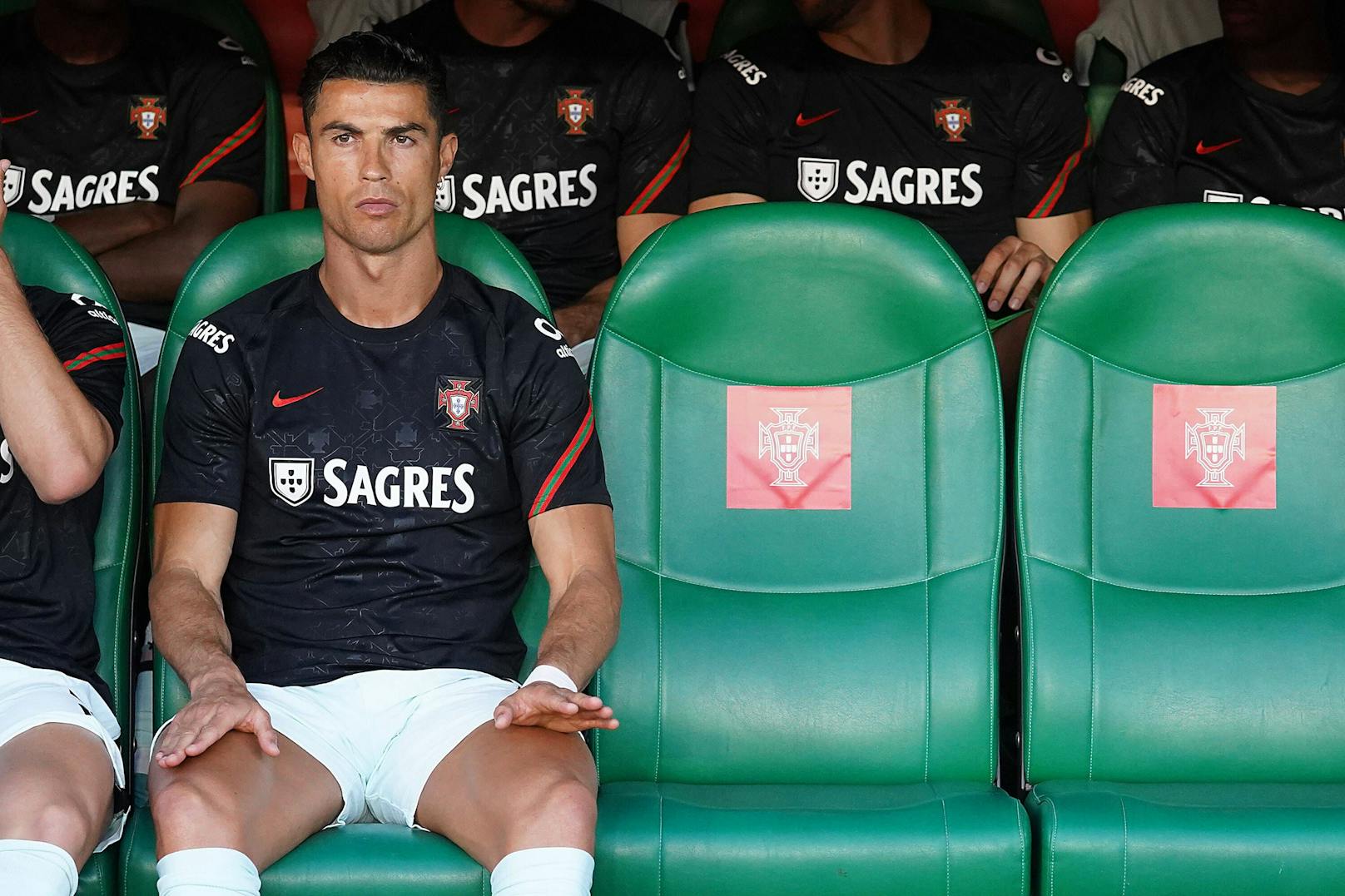 Cristiano Ronaldo schmort auf der Ersatzbank.
