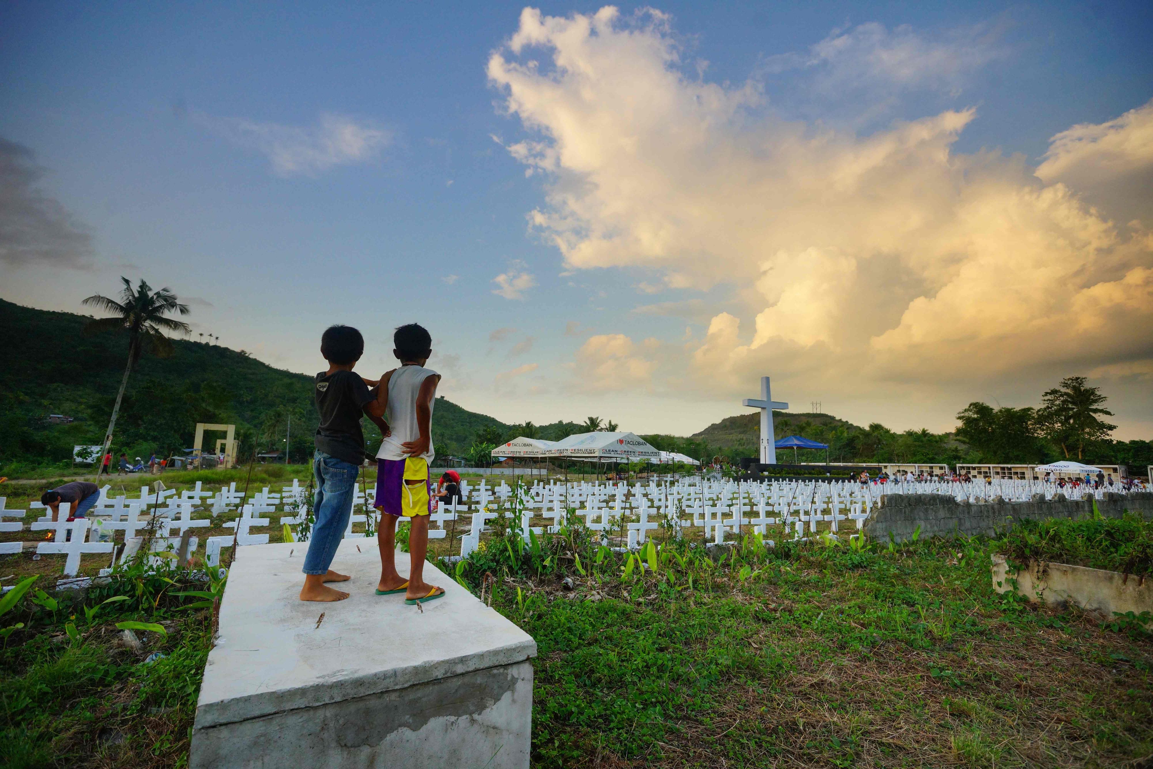 Auf einem philippinischen Friedhof fand eine Frau ein neugeborenes,