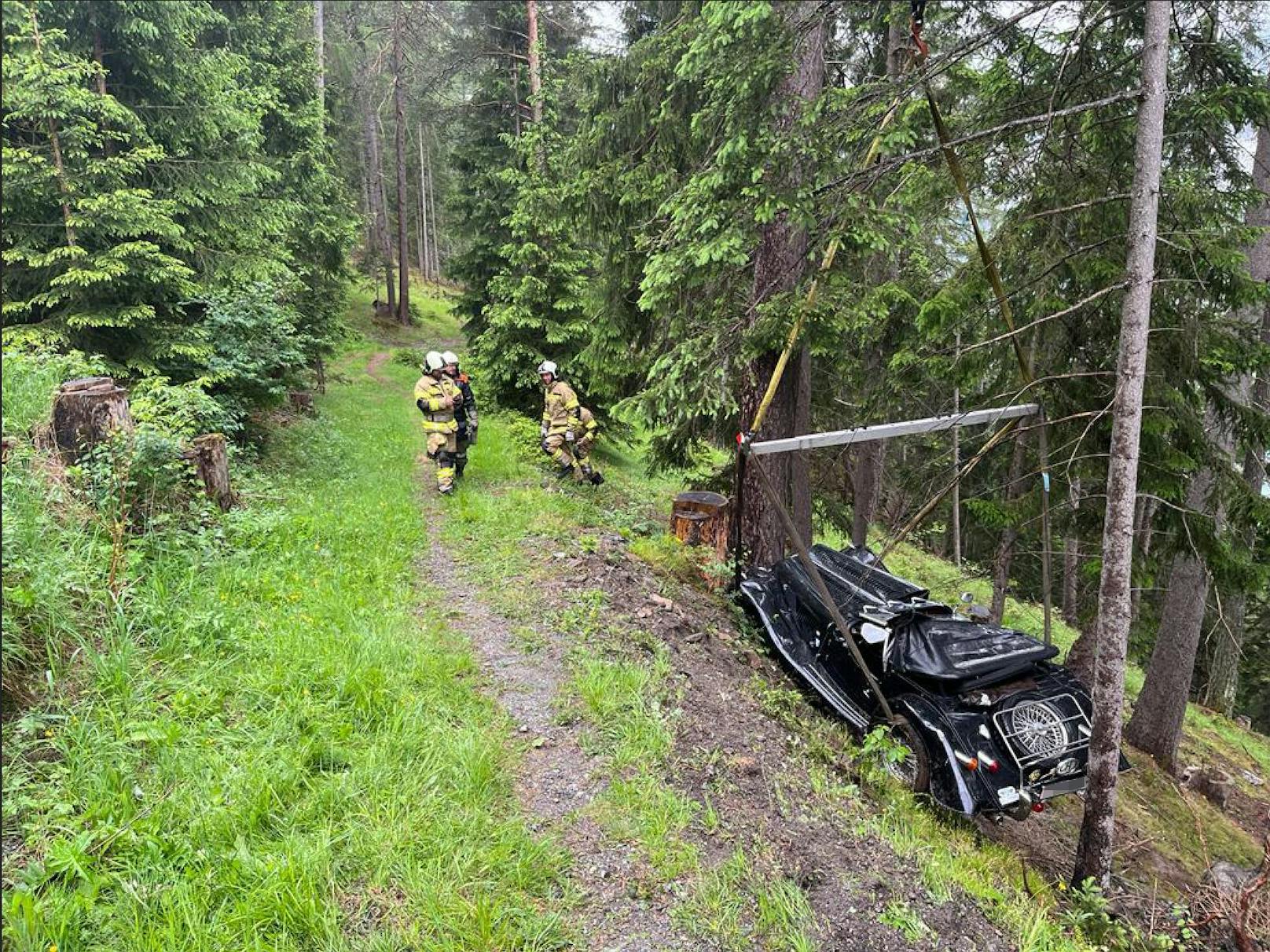 Mit seinem geliebten Oldtimerfahrzeug ist Freitagnachmittag ein 73-jähriger Schweizer bei einer Ausflugsfahrt in Nauders abgestürzt. 