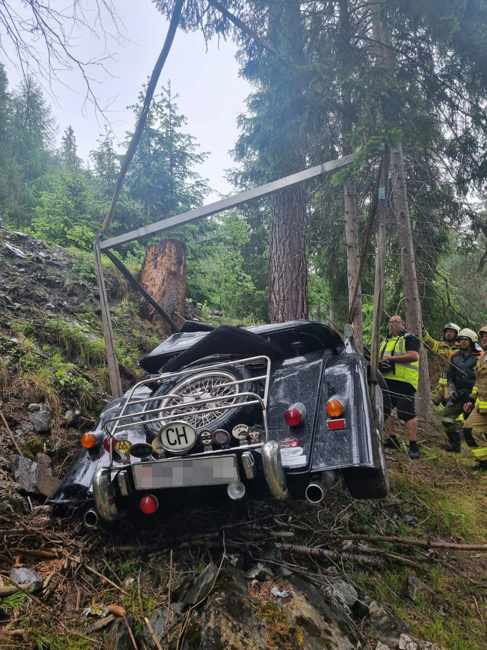 Mit seinem geliebten Oldtimerfahrzeug ist Freitagnachmittag ein 73-jähriger Schweizer bei einer Ausflugsfahrt in Nauders abgestürzt. 