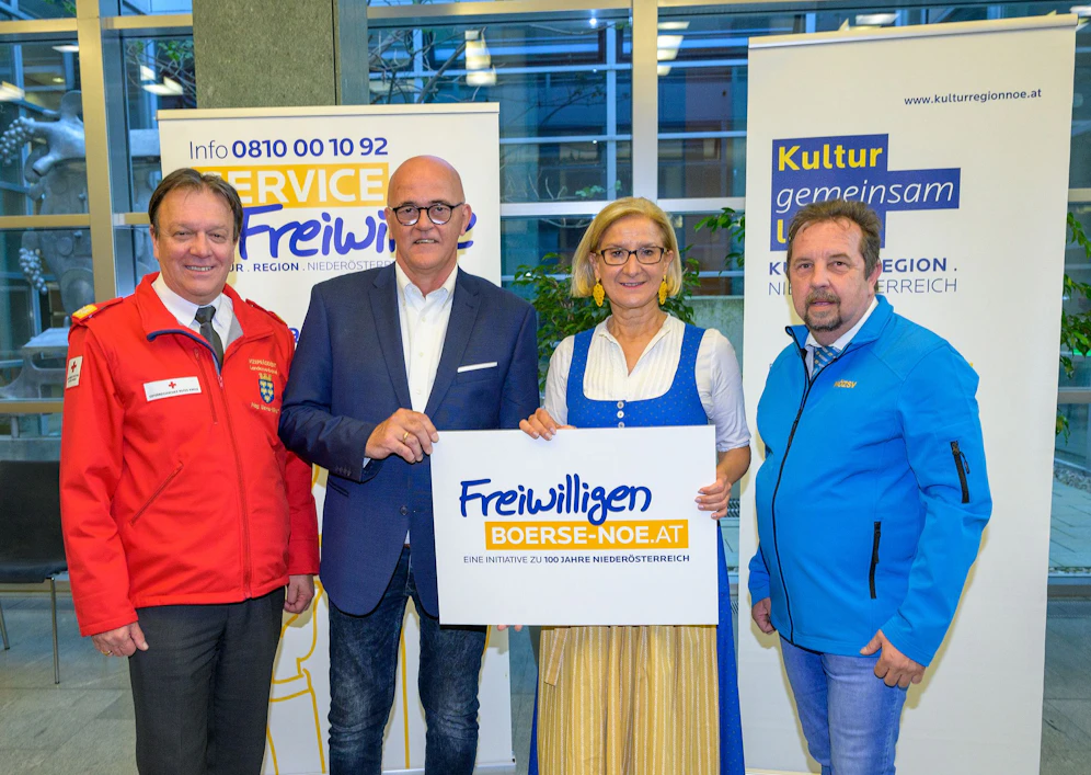 Vize-Präsident des Rotes Kreuz NÖ, Werner Kraut, Service Freiwillige Koordinator Konrad Tiefenbacher, Landeshauptfrau Johanna Mikl-Leitner, der Geschäftsführer des Zivilschutzverbandes NÖ Thomas Hauser