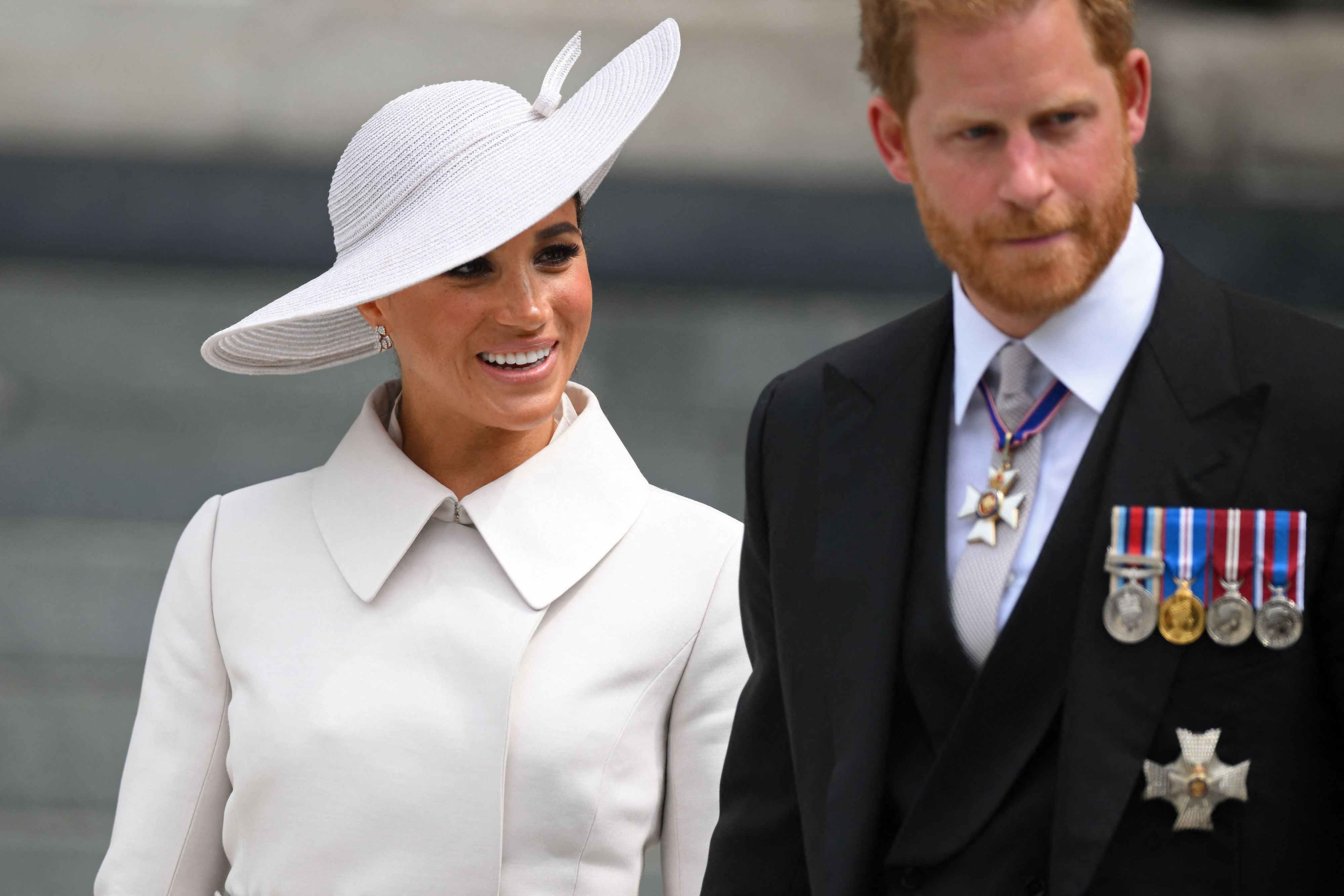 Für den Gottesdienst zu Ehren der verstorbenen Königin von England erschien Meghan von Kopf bis Fuß in Dior.