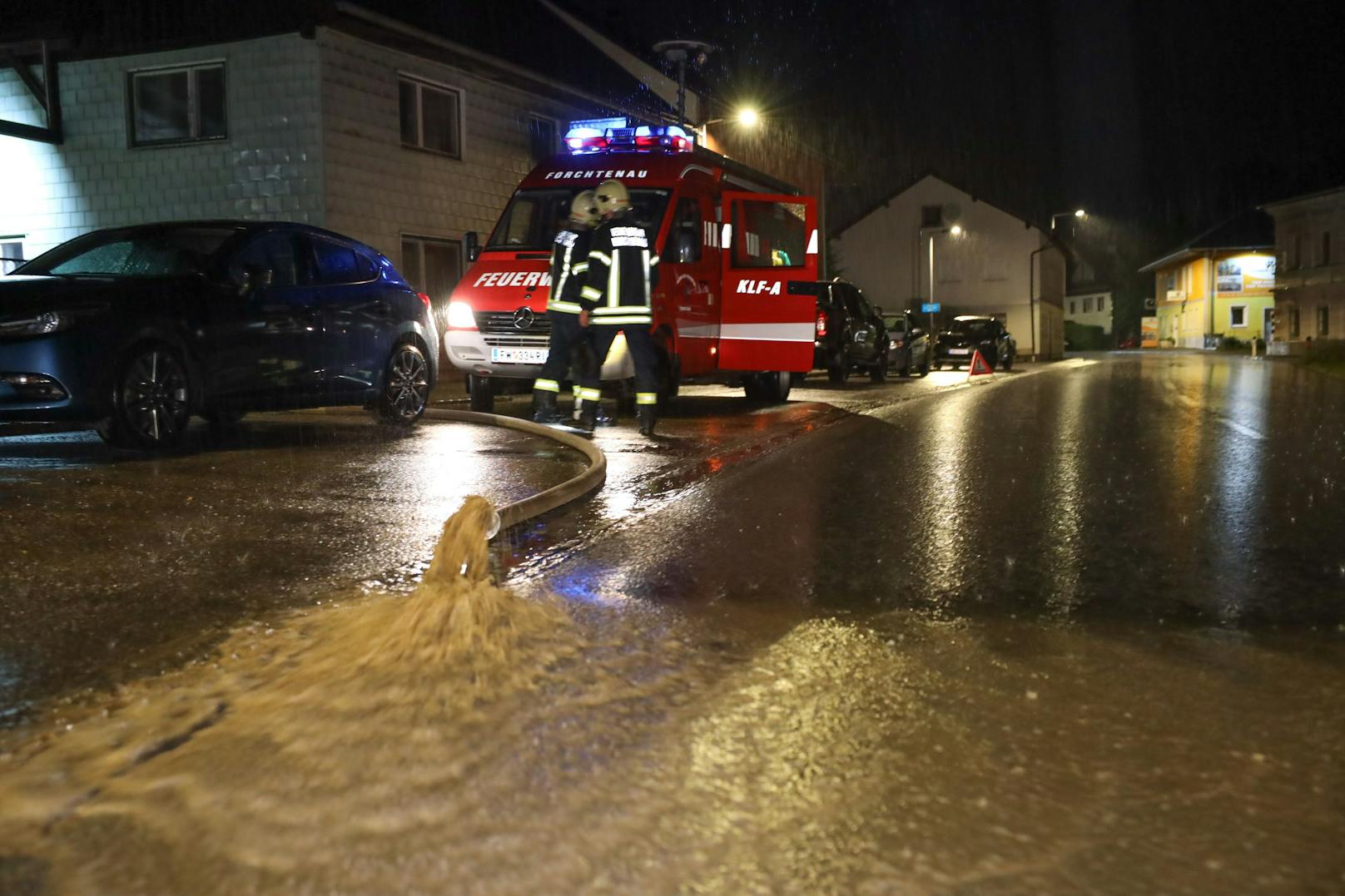 Ein heftiges Gewitter hat in einigen Regionen Oberösterreichs am späten Freitagabend zu Unwettereinsätzen der Feuerwehren geführt.