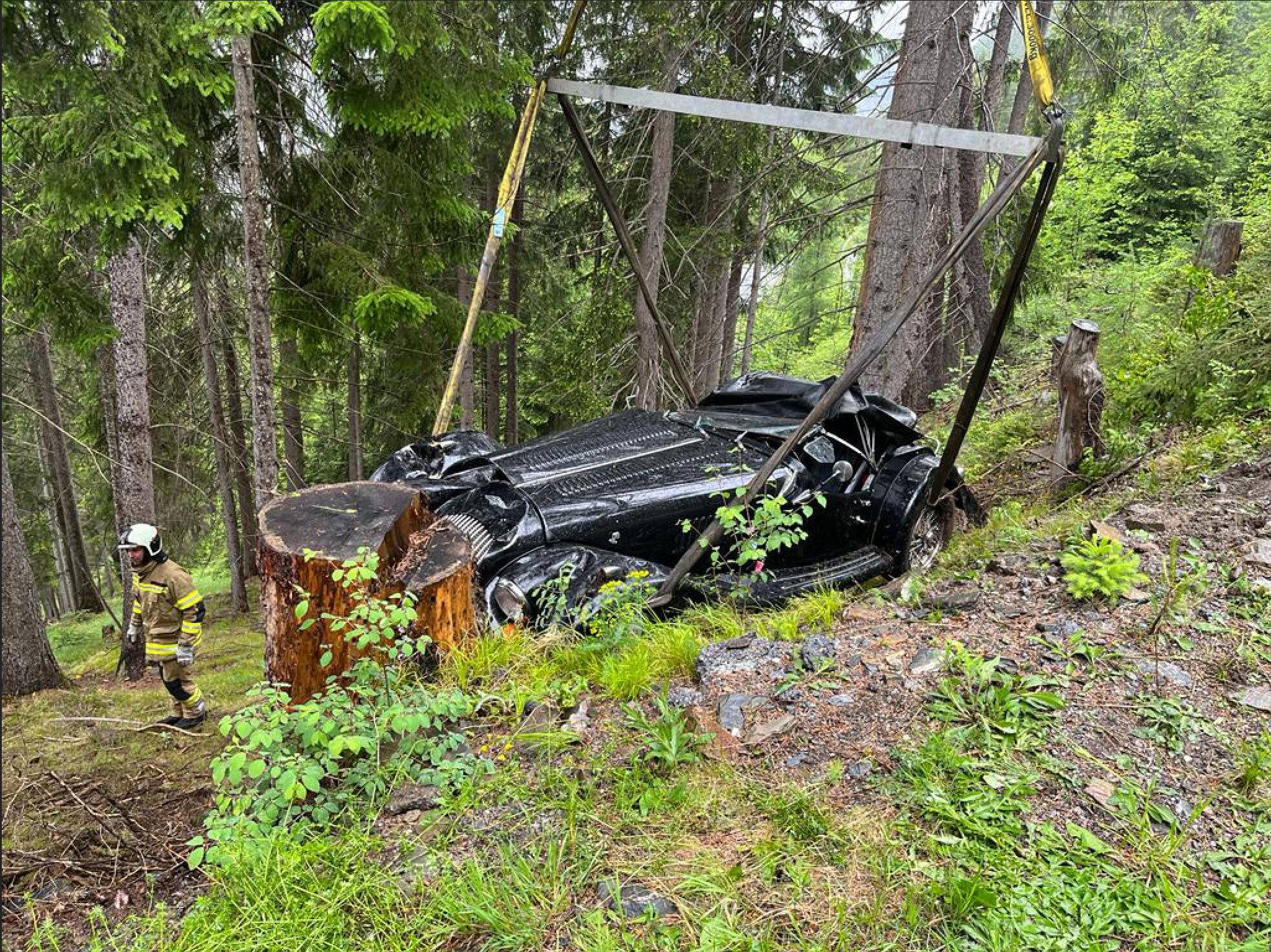 Der Wagen blieb an einem Baum hängen.