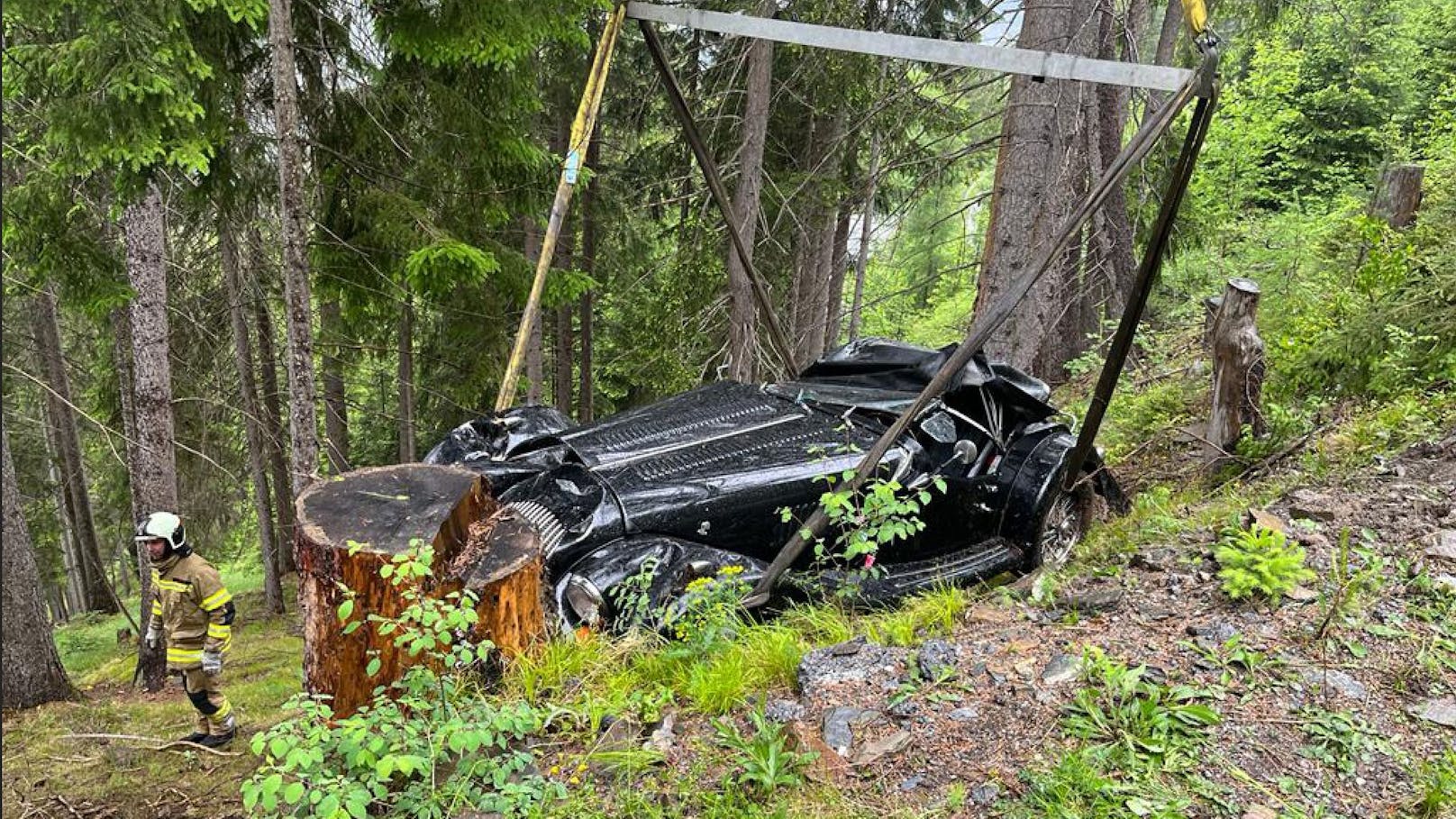 Der Wagen blieb an einem Baum hängen.