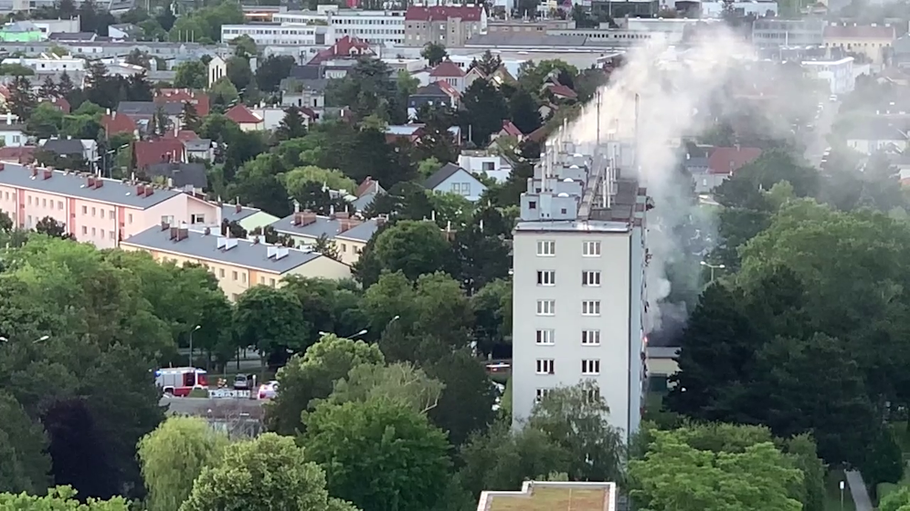 Aus der betroffenen Wohnung rauchte es gegen 5.30 Uhr extrem.