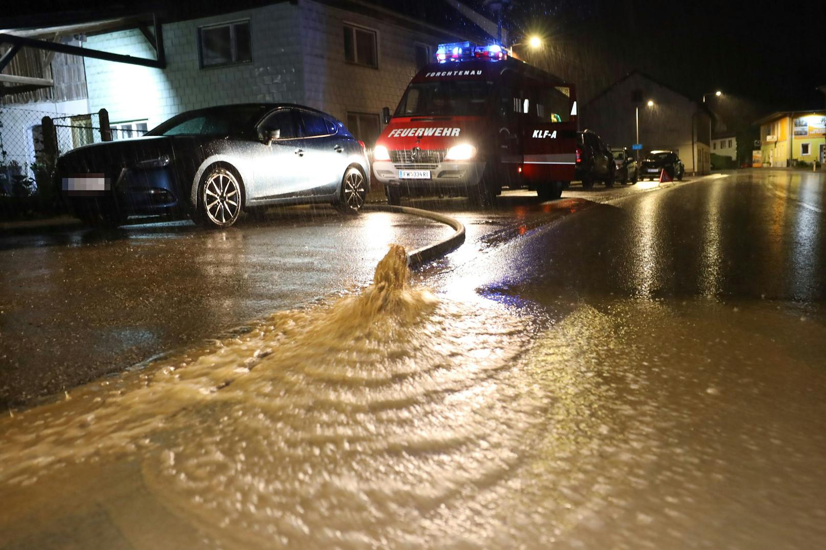 Die Feuerwehr zählten etwa 50 Einsätze. Der Schwerpunkt lag in den Bezirken Ried<br>im Innkreis, wo rund um Aurolzmünster etwa 25 unwetterbedingte Einsätze abzuarbeiten waren, aber auch der Bezirk Grieskirchen verzeichnete einige Einsätze.