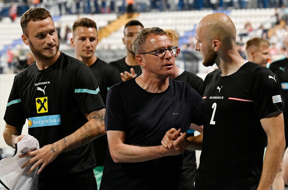 Teamchef Ralf Rangnick mit Marko Arnautovic und Gernot Trauner.