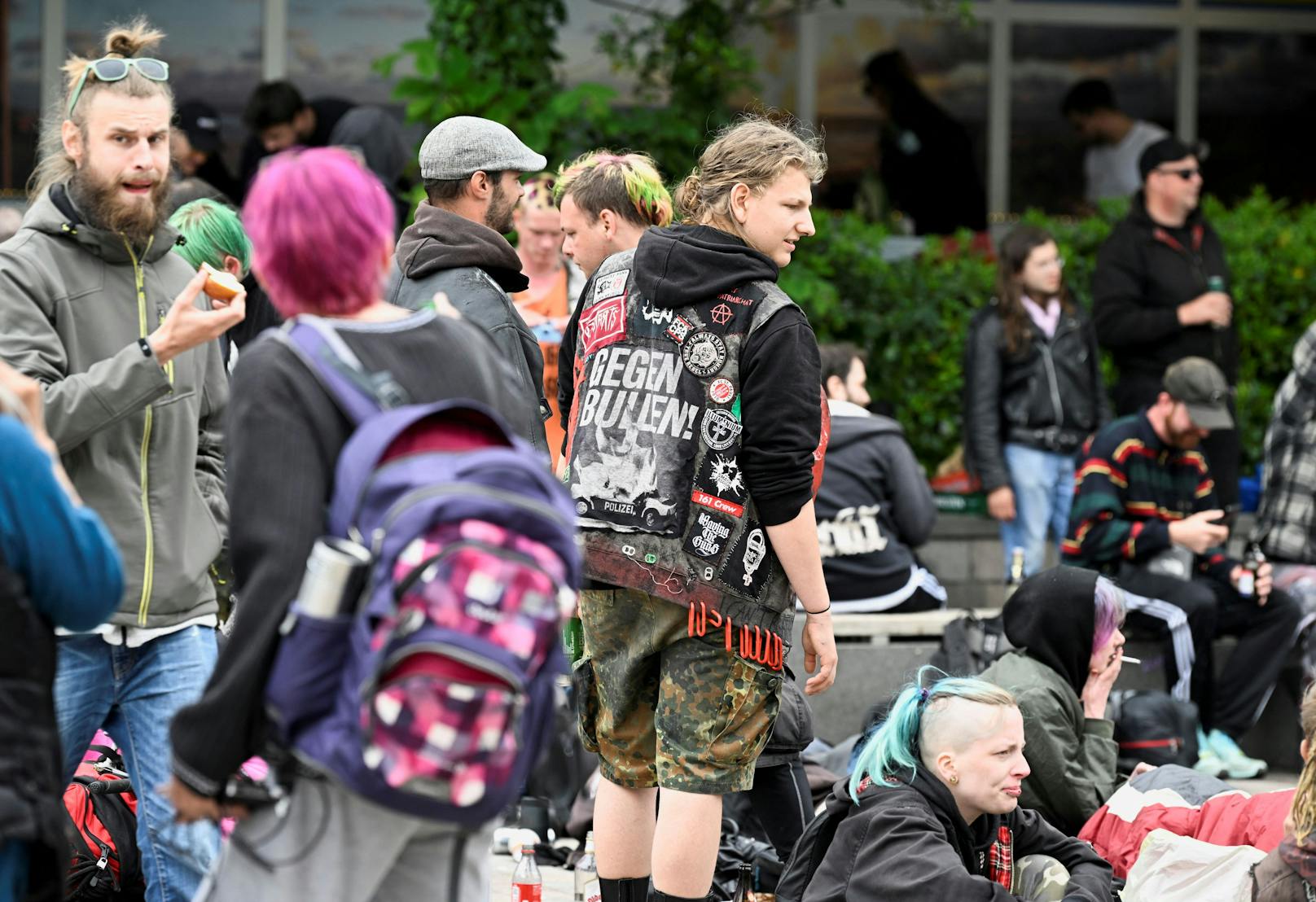 Punks feiern Chaostage-Ausflug und nehmen Ferieninsel Sylt in Beschlag.