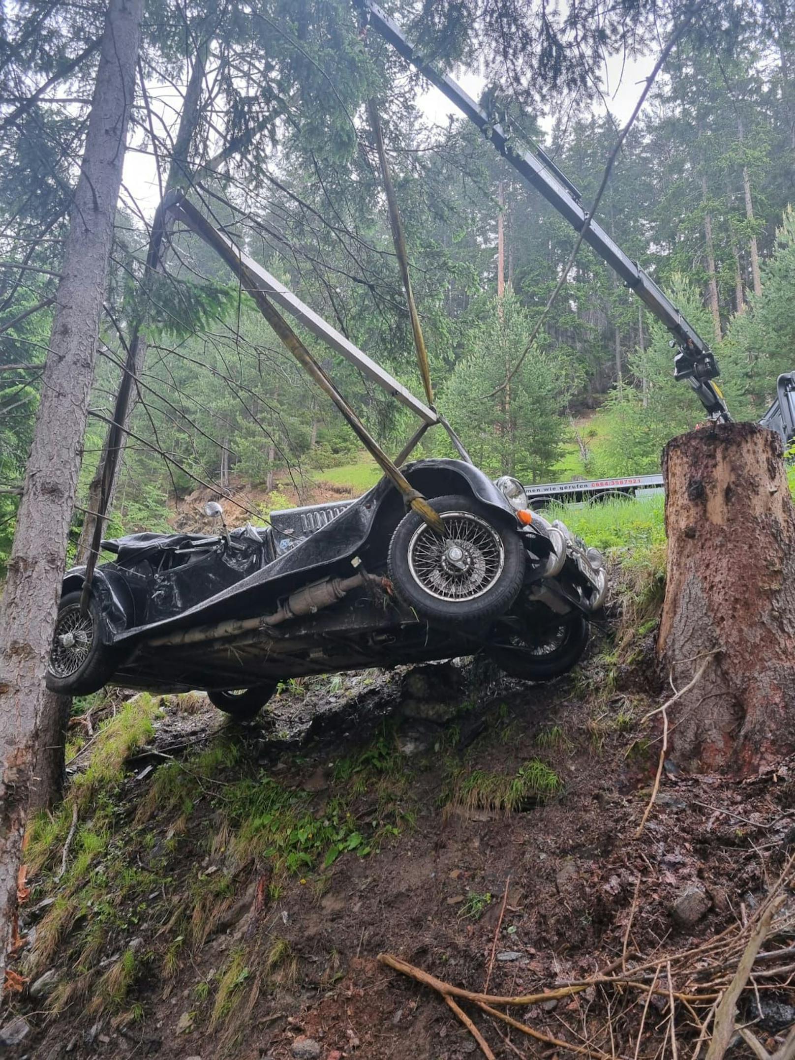 Mit seinem geliebten Oldtimerfahrzeug ist Freitagnachmittag ein 73-jähriger Schweizer bei einer Ausflugsfahrt in Nauders abgestürzt. 