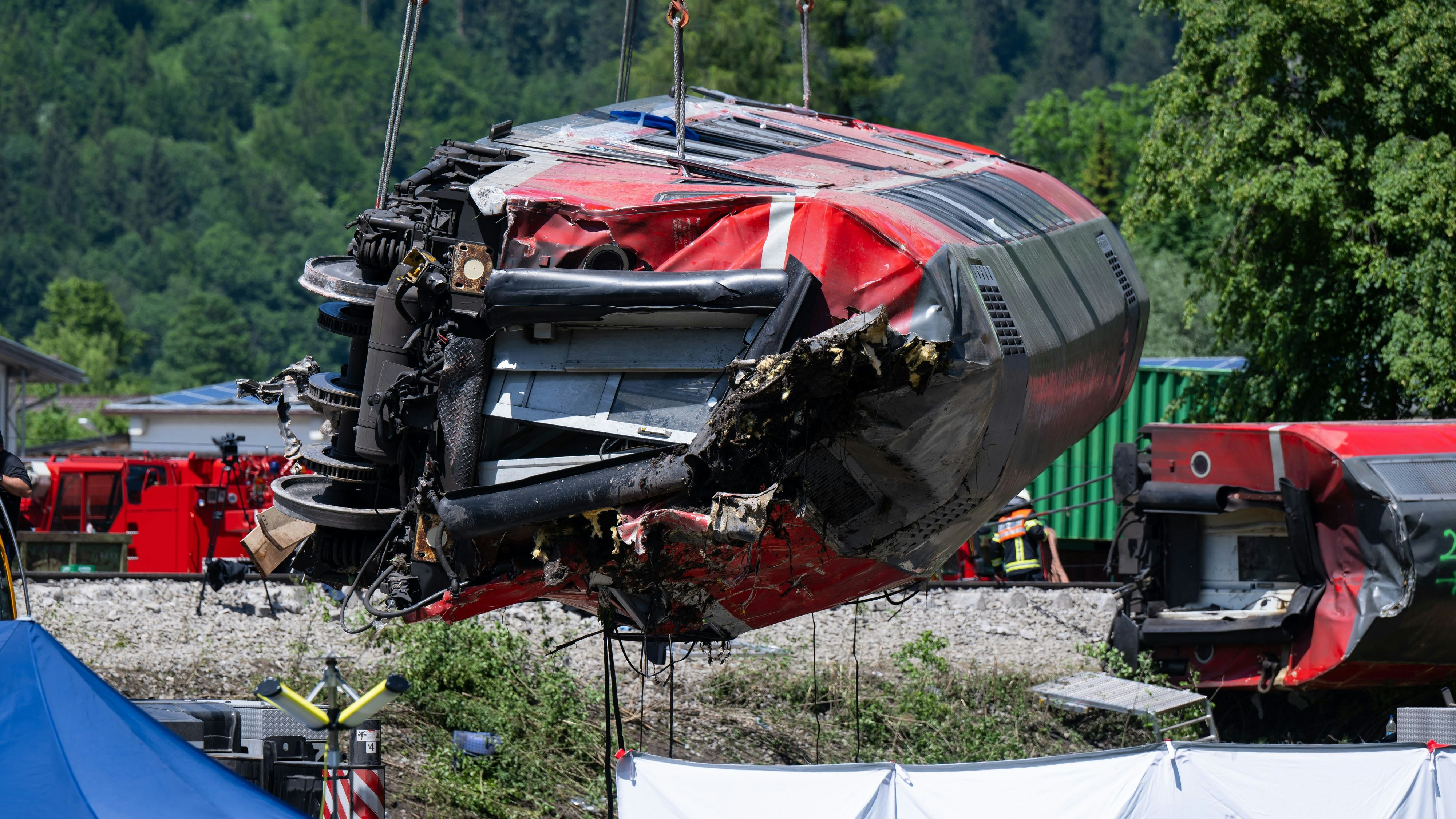 Download von www.picturedesk.com am 04.06.2022 (14:57).  04 June 2022, Bavaria, Garmisch-Partenkirchen: Rescue workers lifted one of the carriages after a serious train accident. At least four people were killed in the accident. A regional express derailed in the popular Upper Bavarian vacation region on its way from Garmisch to Munich. Photo: Sven Hoppe/dpa - 20220604_PD2398 - Rechteinfo: Rights Managed (RM)