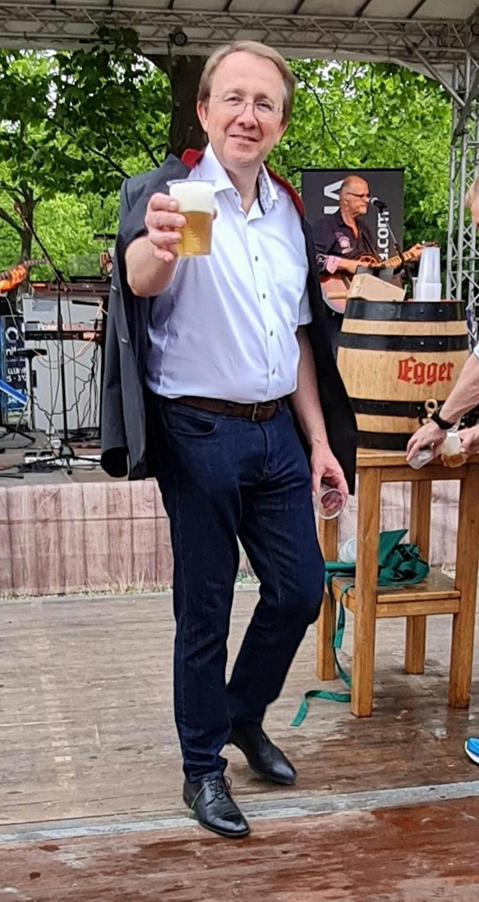 St. Pöltens Bürgermeister Matthias Stadler teilte Bier an die Gäste aus.