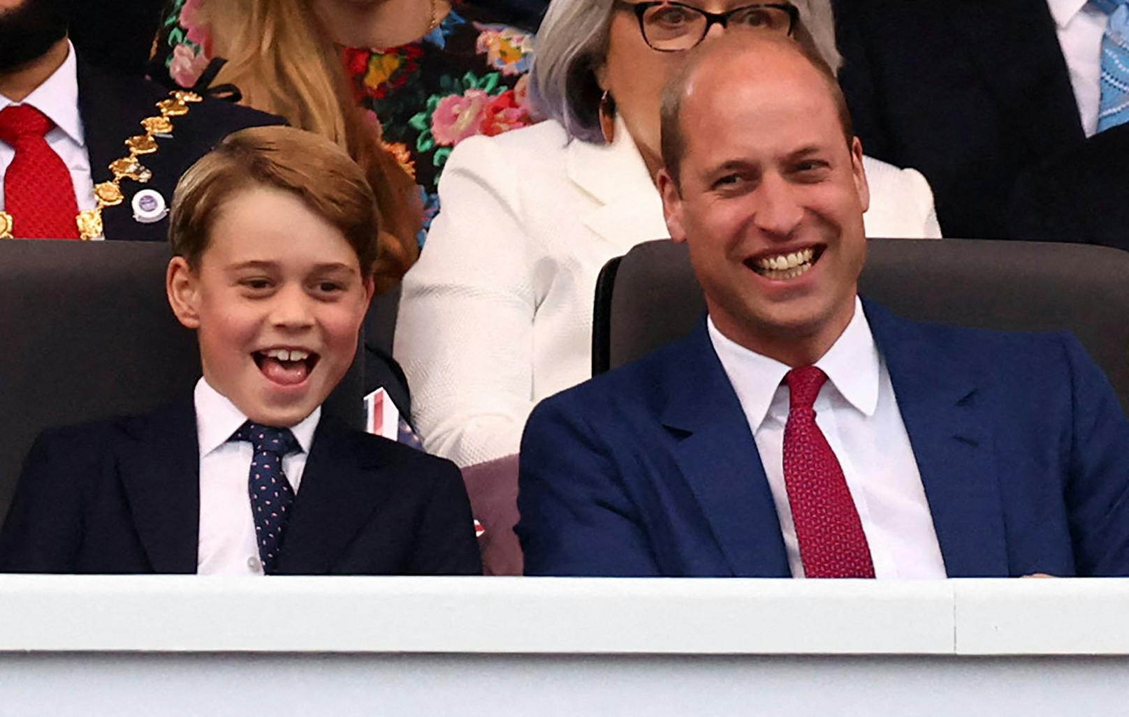 Prinz William und Sohn George haben Spaß bei dem Mega-Event der Queen