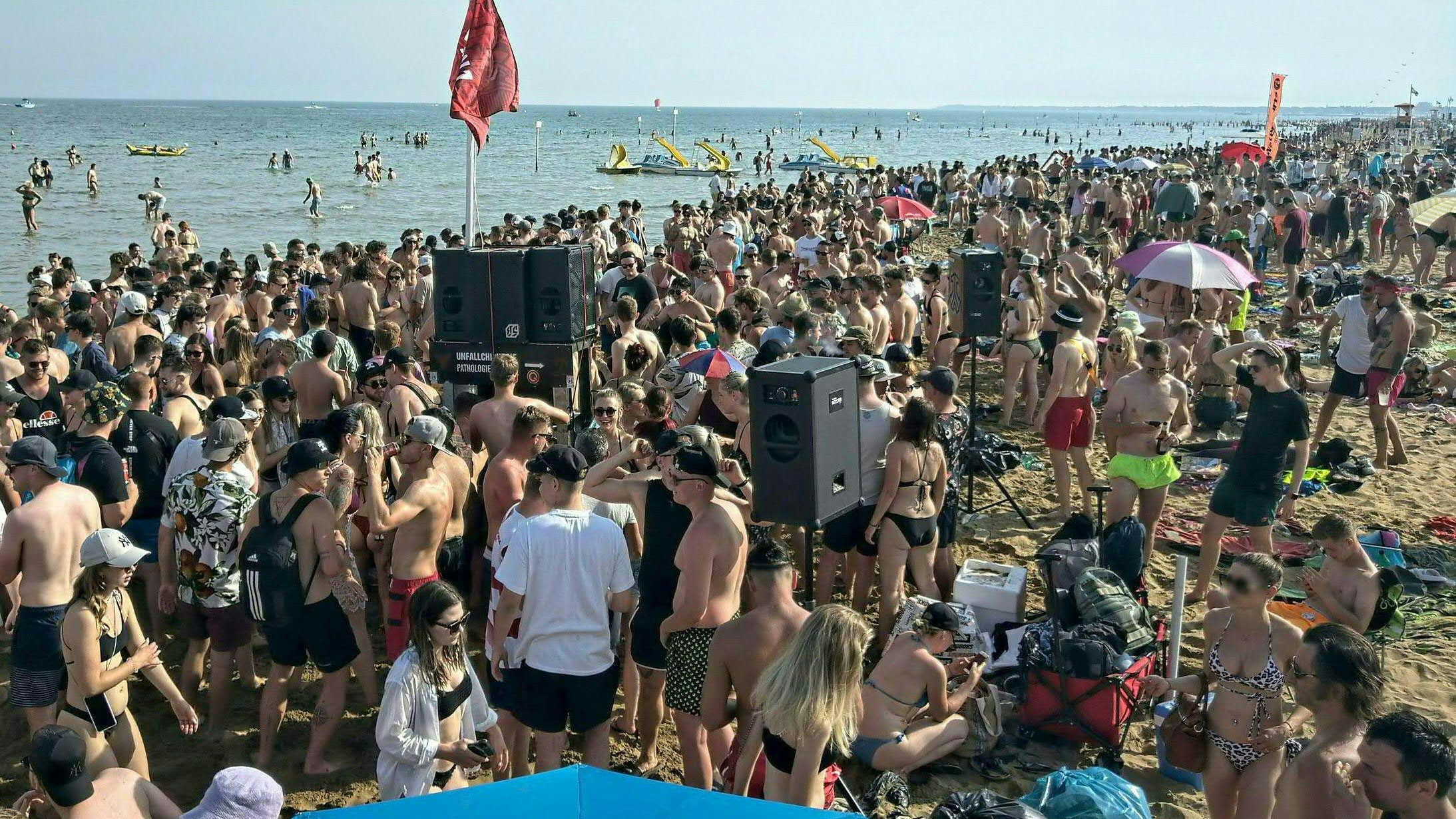Rund 100.000 Menschen feiern am Pfingstwochenende in Lignano.