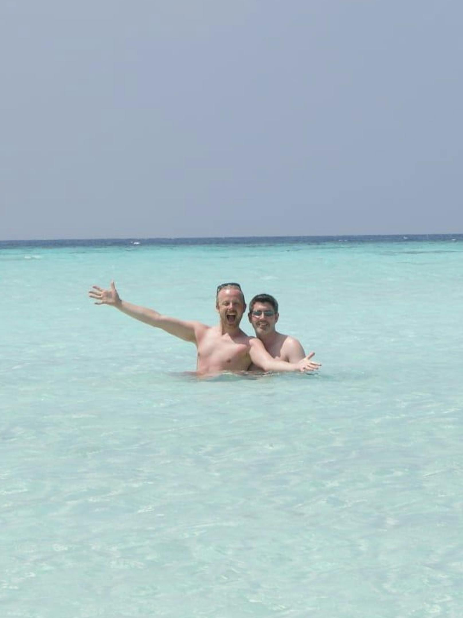 Schlager-Paar <strong>Ross Antony</strong> und <strong>Paul Reeves</strong> genießen auf Mauritius den weißen Sandstrand.