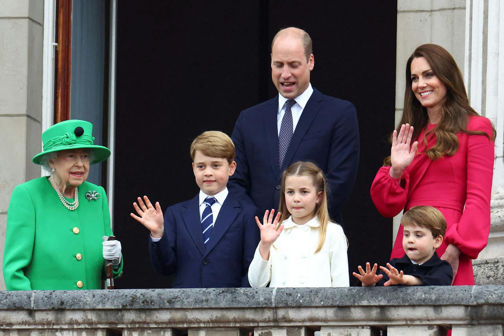 Die britische Königin Elizabeth mit Enkerl William und ihren Urenkeln.