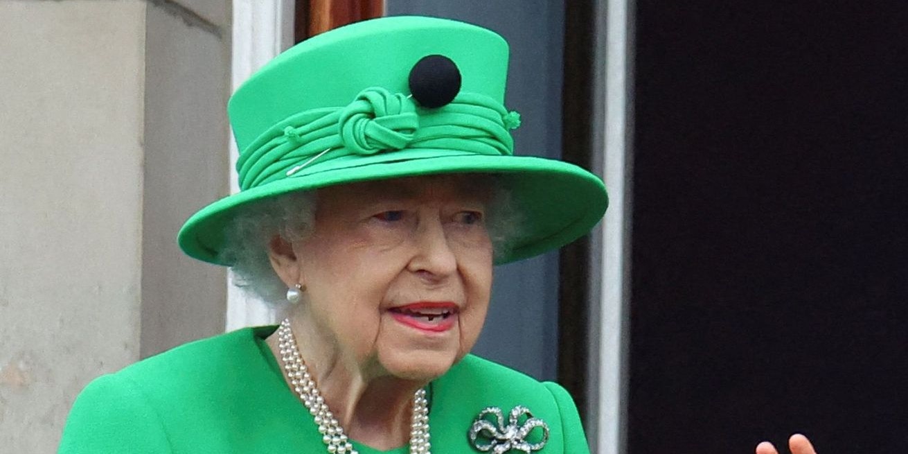 Die britische Königin Elizabeth, umgeben von Camilla, Herzogin von Cornwall, Prinz Charles, Prinz George, Prinz William und Prinzessin Charlotte (von links), winkt während des Platin-Jubiläumsumzuges, der das Ende der Feierlichkeiten zum Platin-Jubiläum der britischen Königin Elizabeth markiert, vom Balkon.