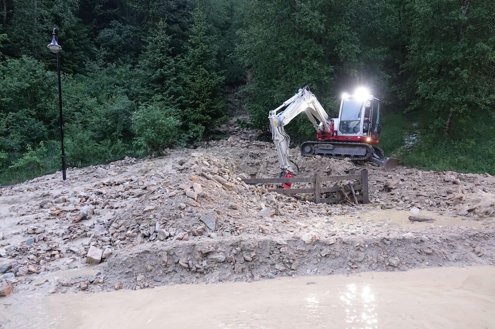 Samstagnacht wurde die Gerlos Straße (B165) in Tirol verschüttet. Auf Höhe Gmünd war ein Erdrutsch abgegangen, die Straße musste zwischen Gmünd und Gerlos gesperrt werden, berichtete der ÖAMTC. 