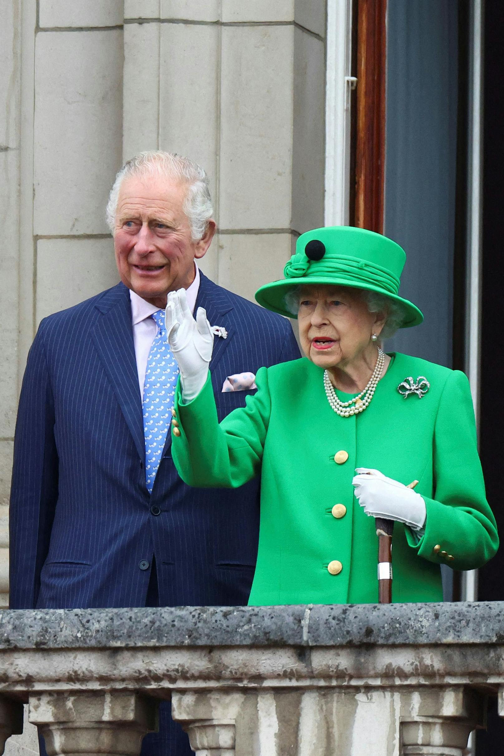 Vier Tage lang herrscht royaler Ausnahmezustand in London. Die 96-jährige Elizabeth II. selbst hält sich weitgehend im Hintergrund, am Ende zeigte sie sich aber doch noch einmal der Menge.
