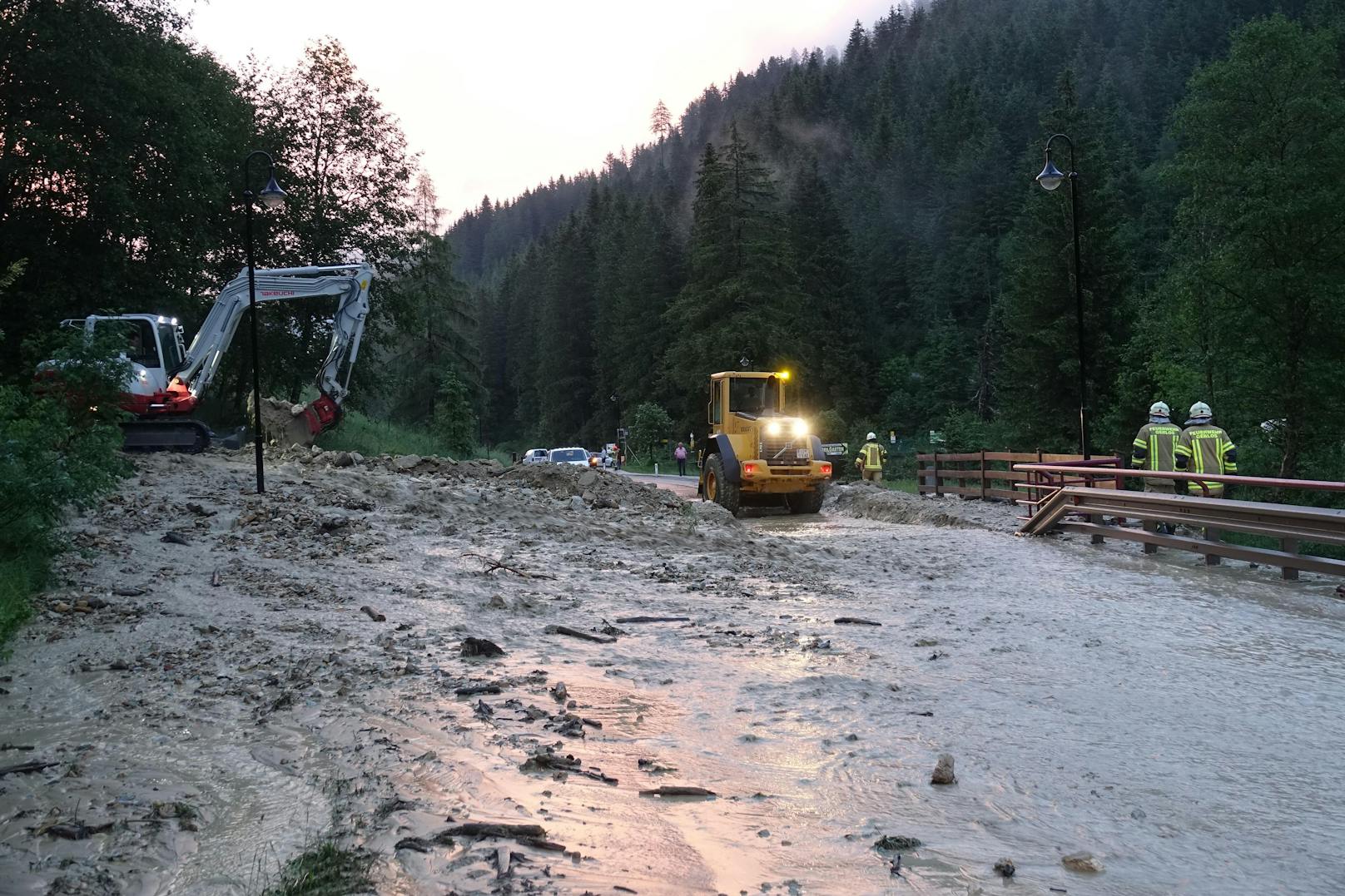 Samstagnacht wurde die Gerlos Straße (B165) in Tirol verschüttet. Auf Höhe Gmünd war ein Erdrutsch abgegangen, die Straße musste zwischen Gmünd und Gerlos gesperrt werden, berichtete der ÖAMTC. 