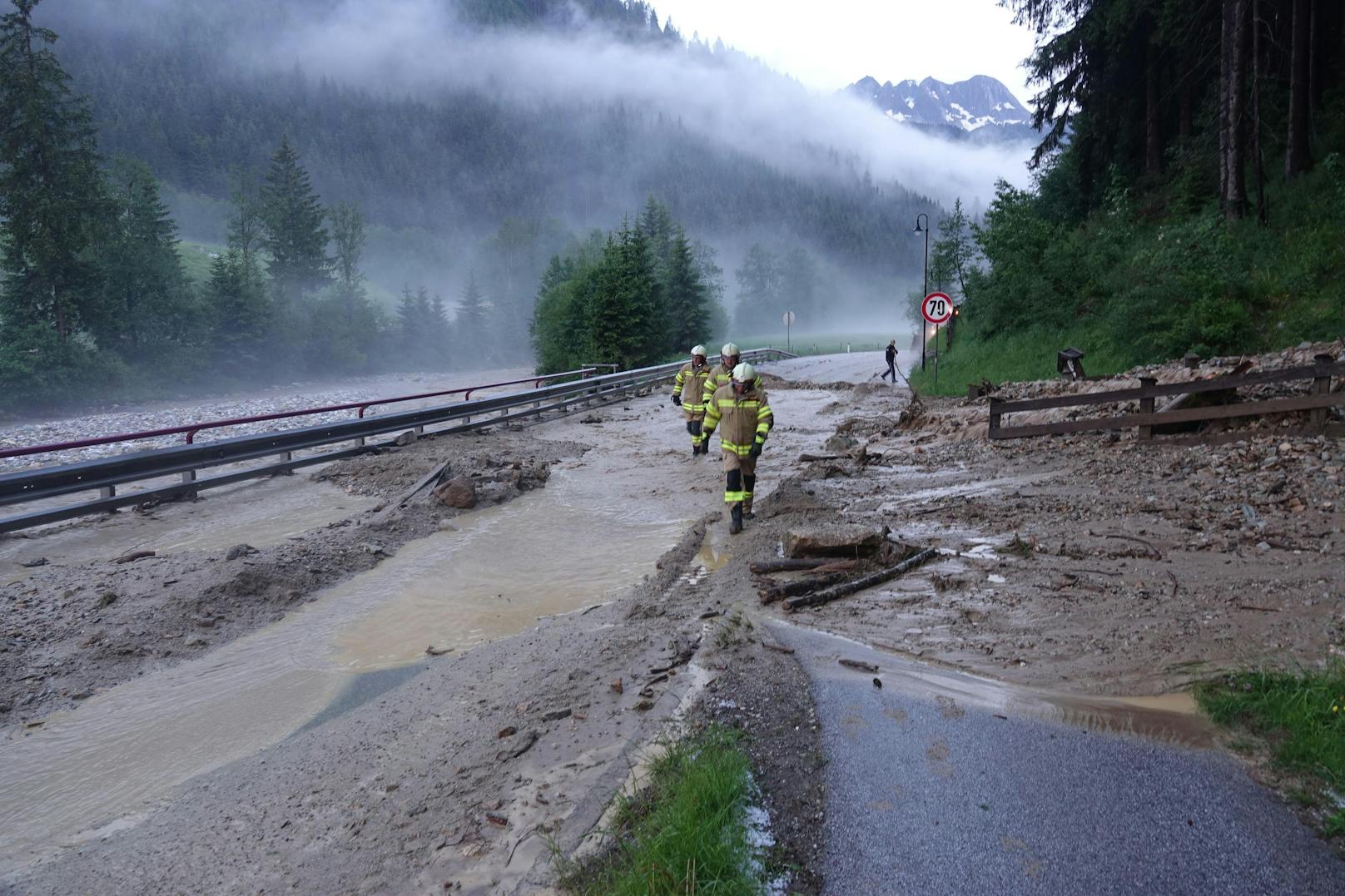 Samstagnacht wurde die Gerlos Straße (B165) in Tirol verschüttet. Auf Höhe Gmünd war ein Erdrutsch abgegangen, die Straße musste zwischen Gmünd und Gerlos gesperrt werden, berichtete der ÖAMTC. 