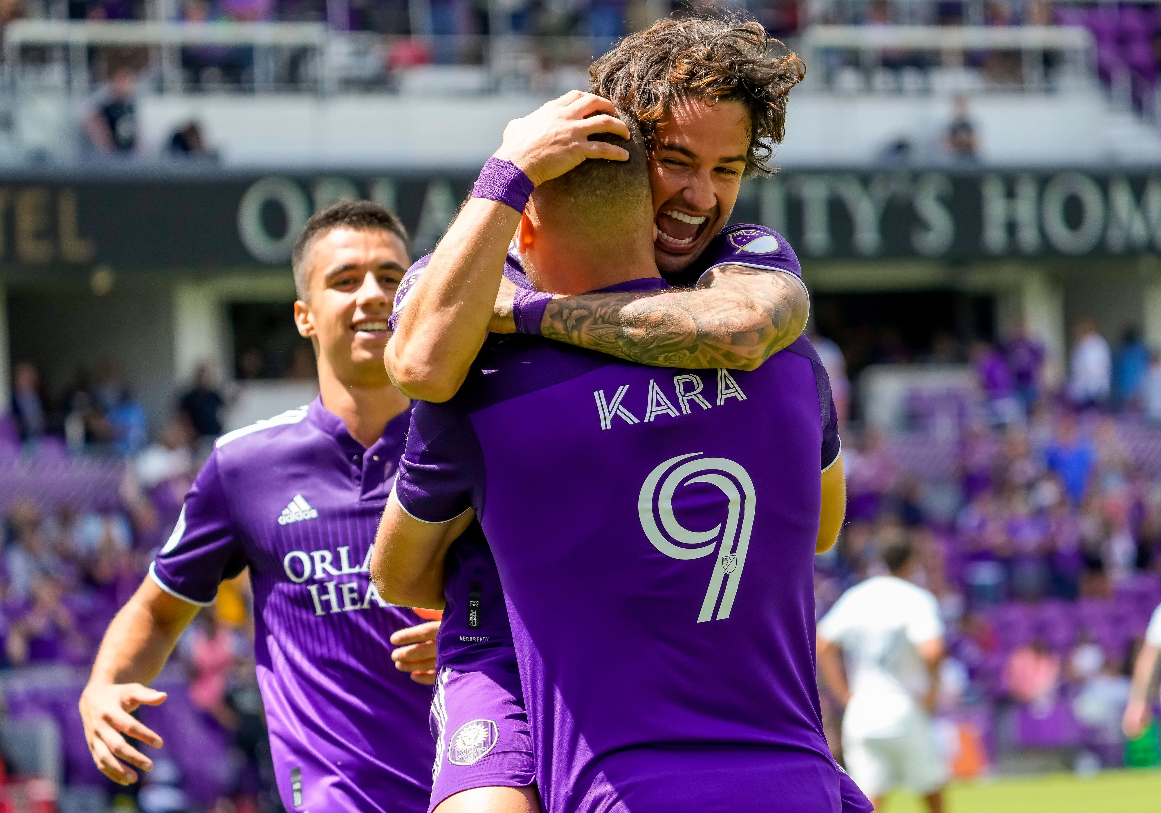 Alex Pato jubelt mit Ercan Kara