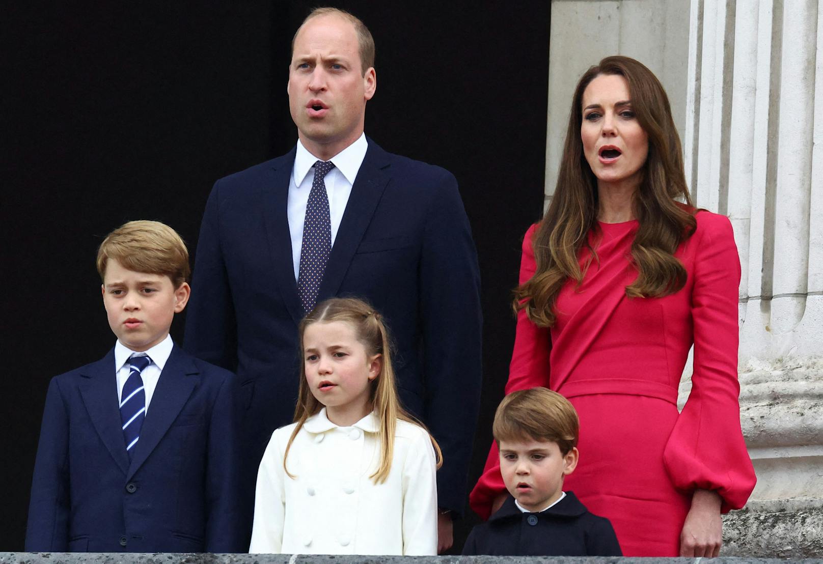 Prinz William mit seiner Gattin Herzogin Kate und den drei Kindern Prinz George, Prinzessin Charlotte und Prinz Louis singen die Nationalhymne "God Save the Queen" gespielt.