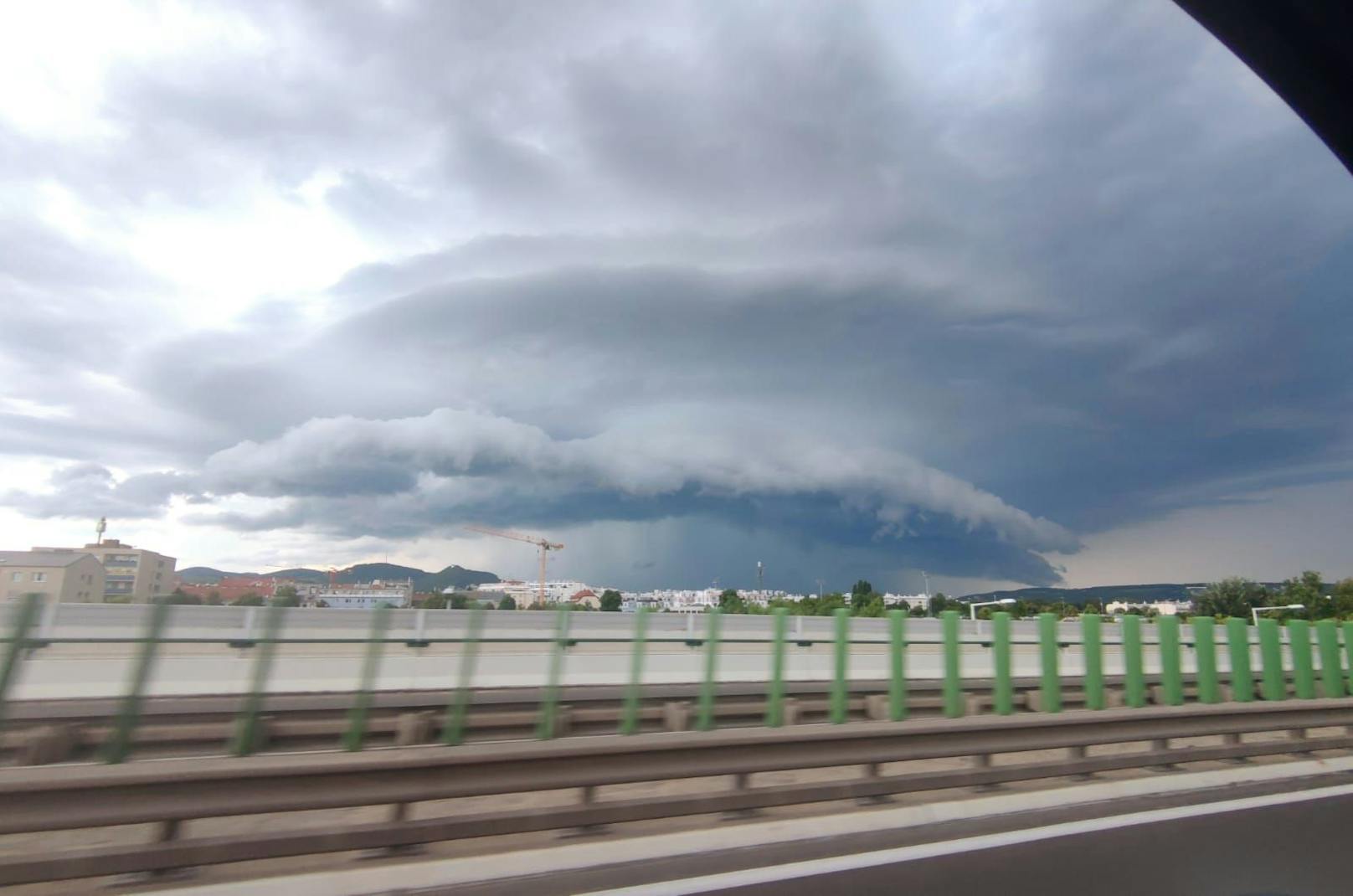 In Wien-Floridsdorf fotografierte ein "Heute"-Leserreporter den spektakulären Wolkenbruch.
