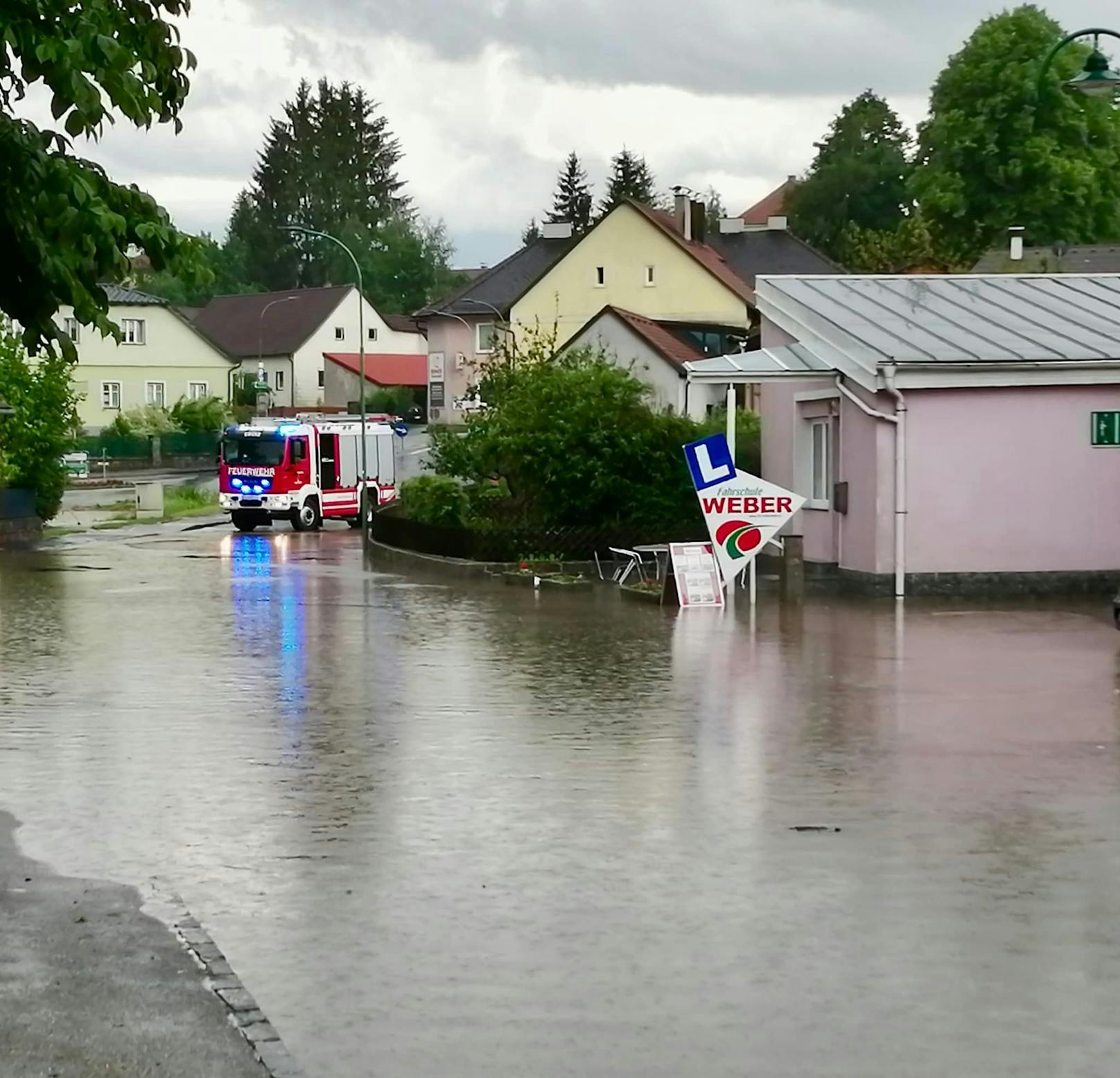 Zahlreiche Straßen und Keller wurden überflutet.