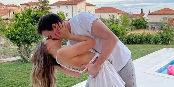 Philipp Hansa knutscht seine Freundin ab.