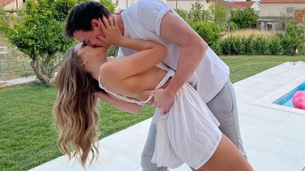 Philipp Hansa knutscht seine Freundin ab.