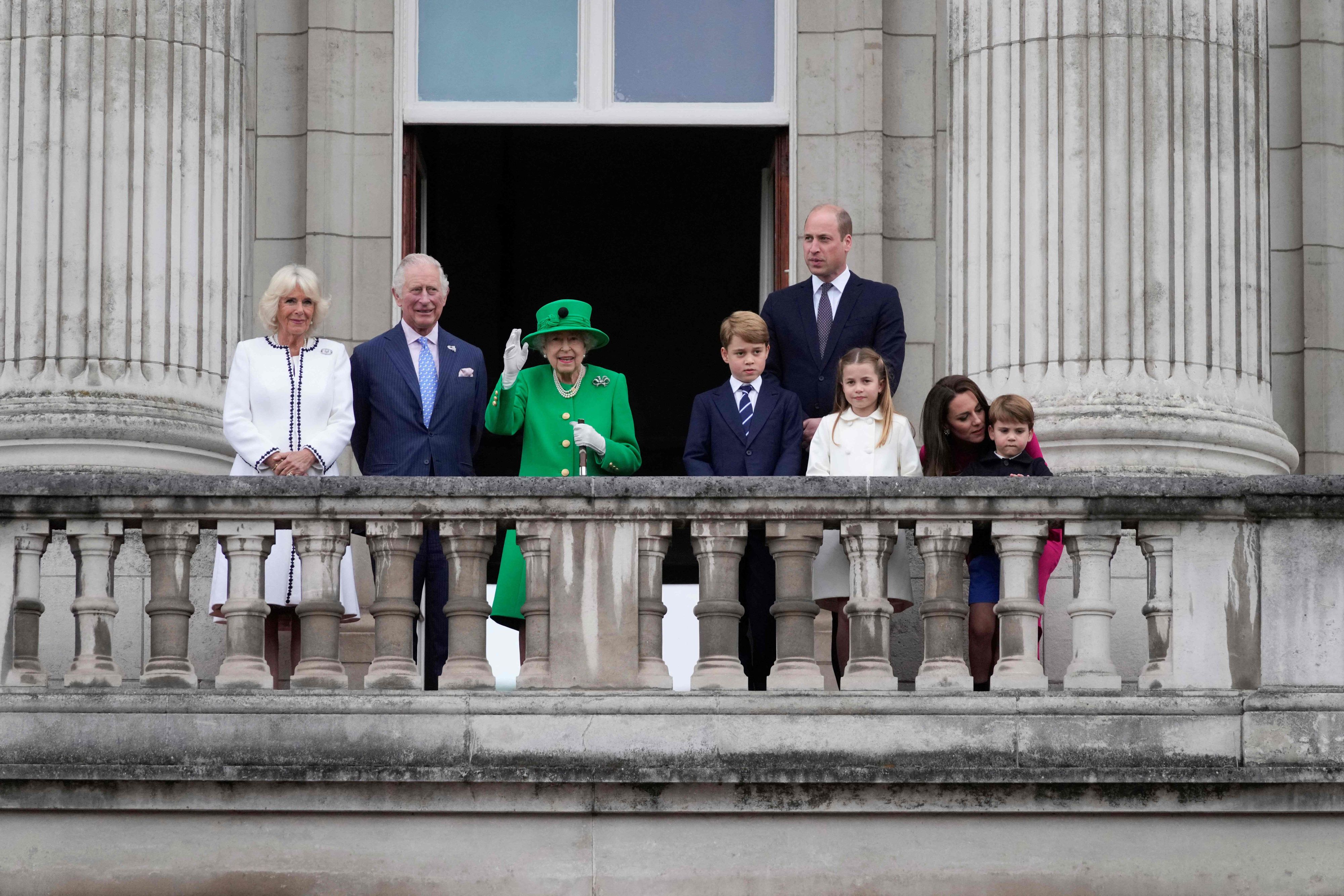Die Queen und ihre Familie winken zum Jubiläumsfinale noch einmal gemeinsam vom Balkon des Buckingham Palace.