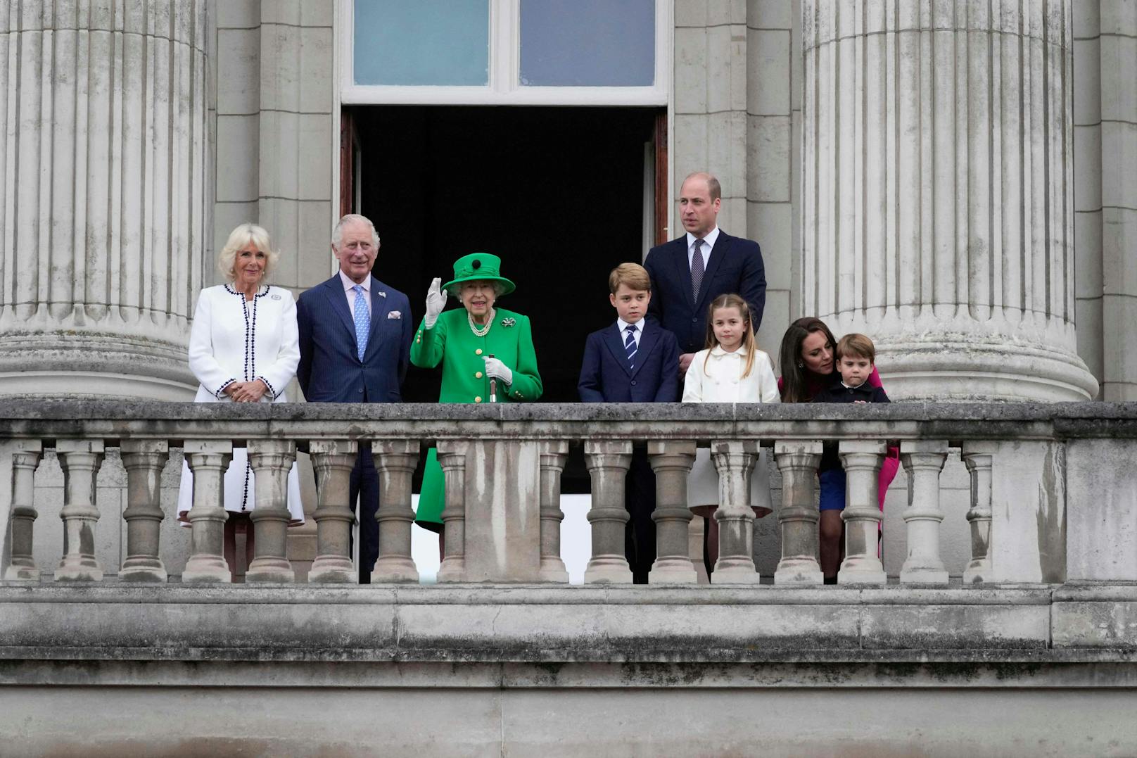 Die britische Königin Elizabeth, umgeben von Camilla, Herzogin von Cornwall, Prinz Charles, Prinz George, Prinz William und Prinzessin Charlotte (von links), winkt während des Platin-Jubiläumsumzuges, der das Ende der Feierlichkeiten zum Platin-Jubiläum der britischen Königin Elizabeth markiert, vom Balkon.