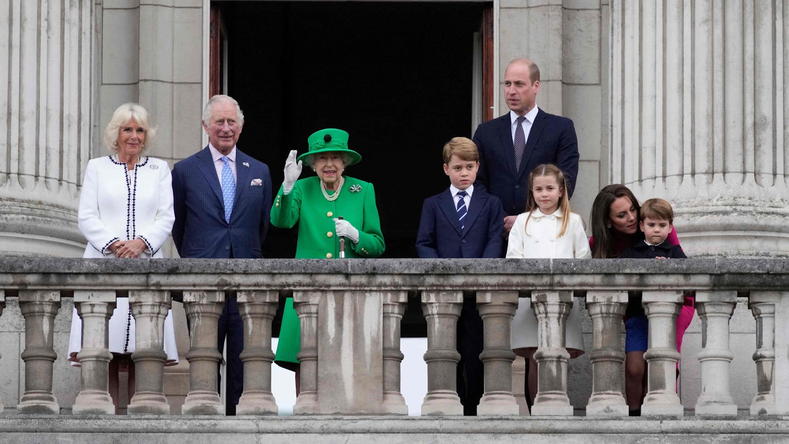 Die Queen und ihre Familie winken zum Jubiläumsfinale noch einmal gemeinsam vom Balkon des Buckingham Palace.