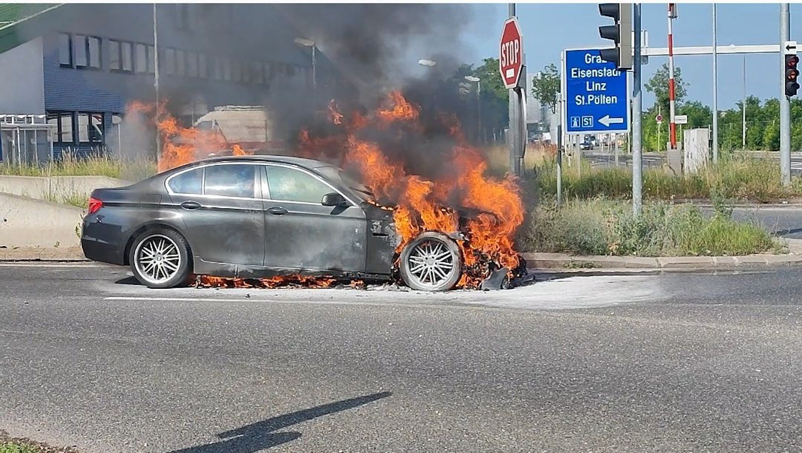 Fahrzeugbrand in Schwechat