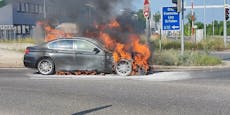 Pkw brennt bei Autobahn-Abfahrt auf offener Straße ab