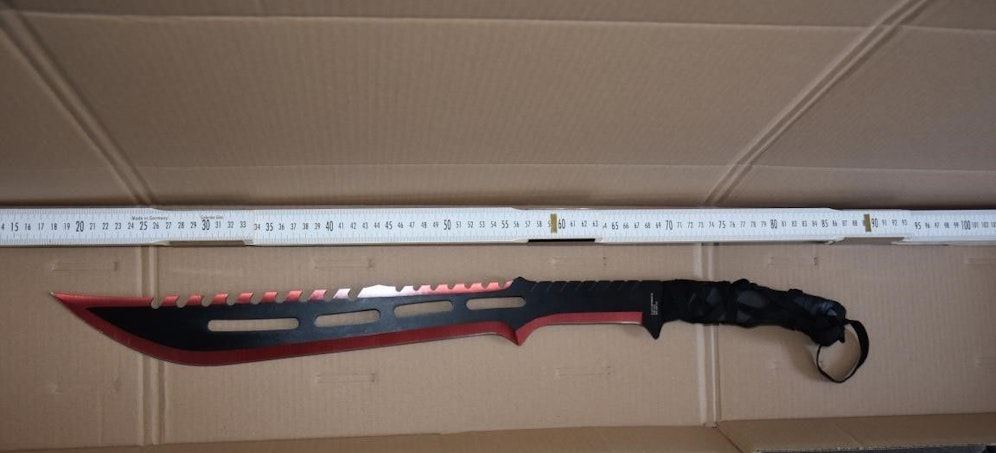 Mit dieser Machete bewaffnet klopfte der Nachbar an.