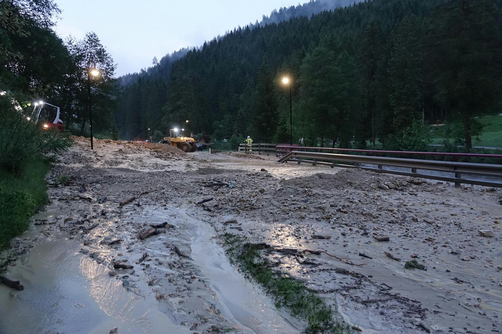 Samstagnacht wurde die Gerlos Straße (B165) in Tirol verschüttet. Auf Höhe Gmünd war ein Erdrutsch abgegangen, die Straße musste zwischen Gmünd und Gerlos gesperrt werden, berichtete der ÖAMTC. 