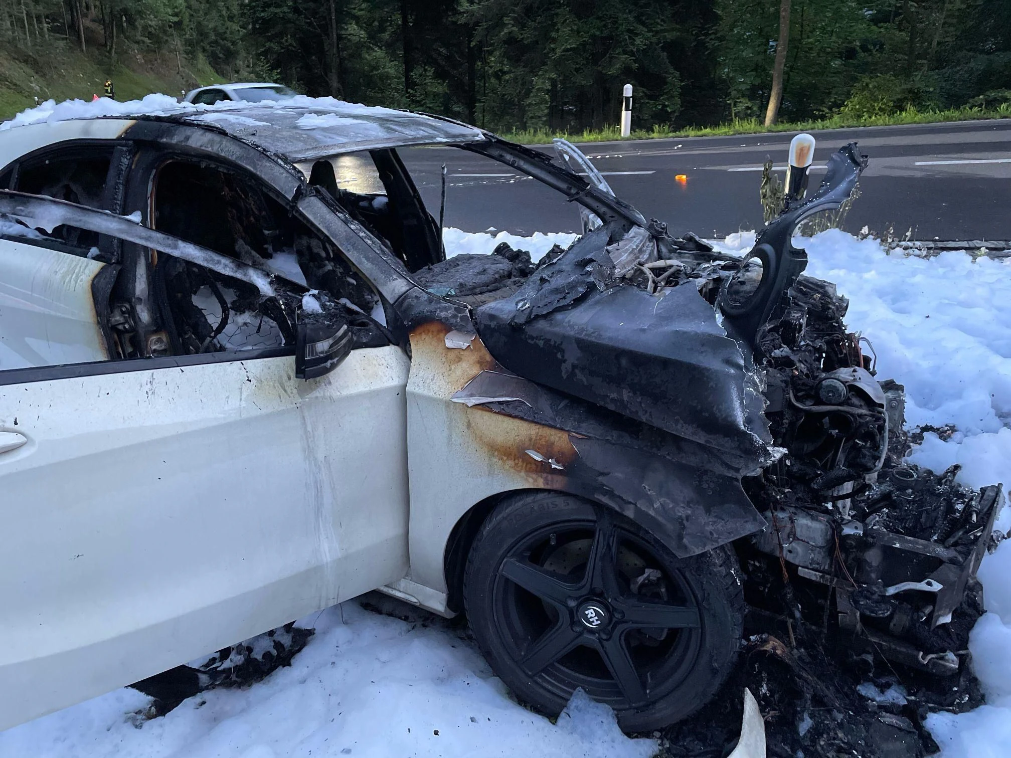Der Mercedes stand innerhalb kürzester Zeit in Vollbrand.