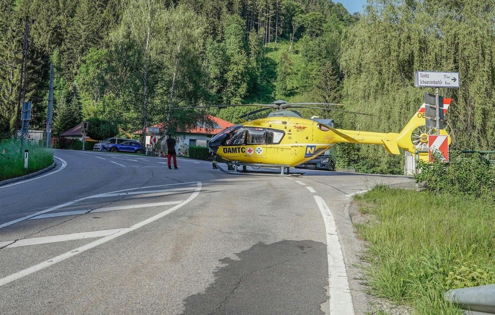 Der Biker wurde mit dem Notarzthubschrauber Christophorus 3 ins Klinikum St.Pölten geflogen.