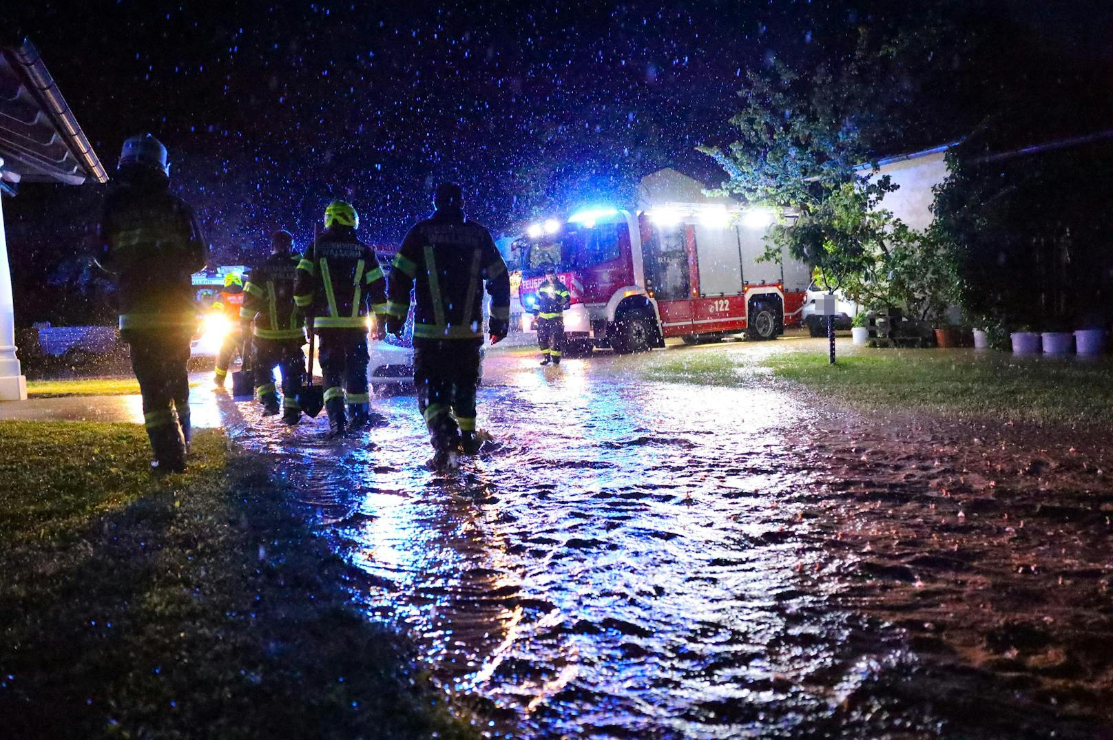 Schwere Hagel-Gewitter mit Sturmböen und starkem Regen sind am Sonntagabend und in der Nacht auf Montag über Österreich gezogen. Die Unwetter richteten schwere Schäden an, die Feuerwehren standen im Dauereinsatz.