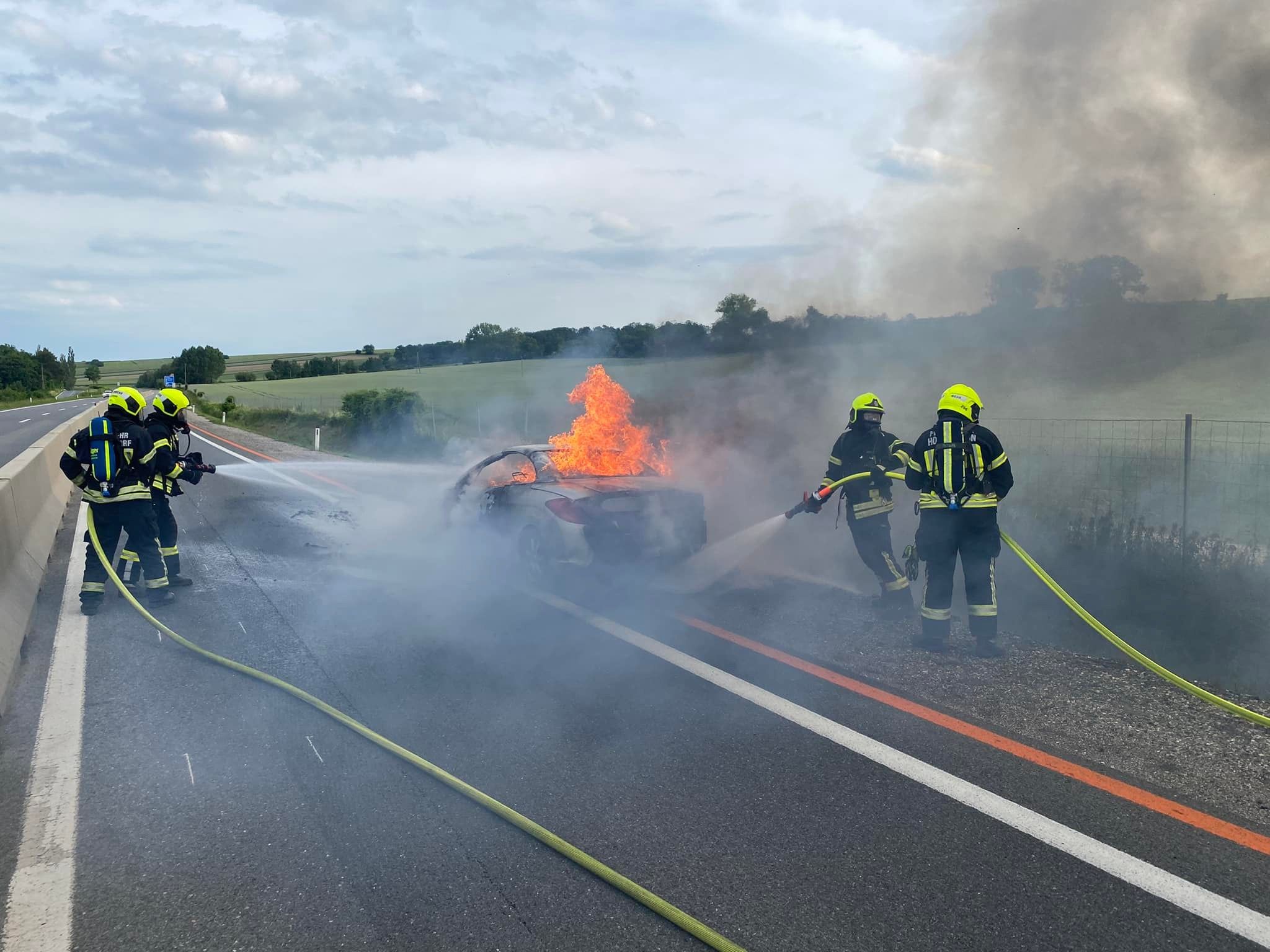 Die Feuerwehr im Löscheinsatz.