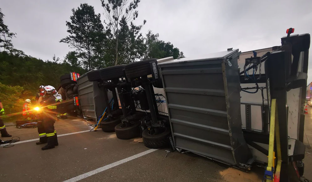 Der Sattelzug kippte auf der A2 im Bezirk Weiz um