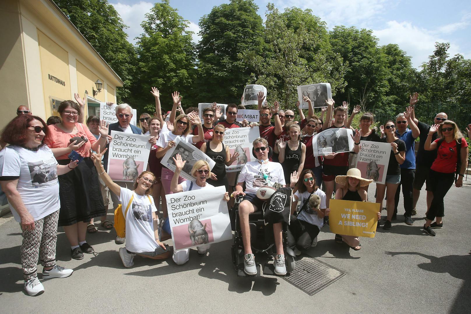 Wombatfans beim Flashmob im Mai 2022 vor dem Zoo Schönbrunn. Schon 921 Unterschriften hat die Initiative "Mehr Wombats braucht das Land" innerhalb eines Jahres gesammelt.