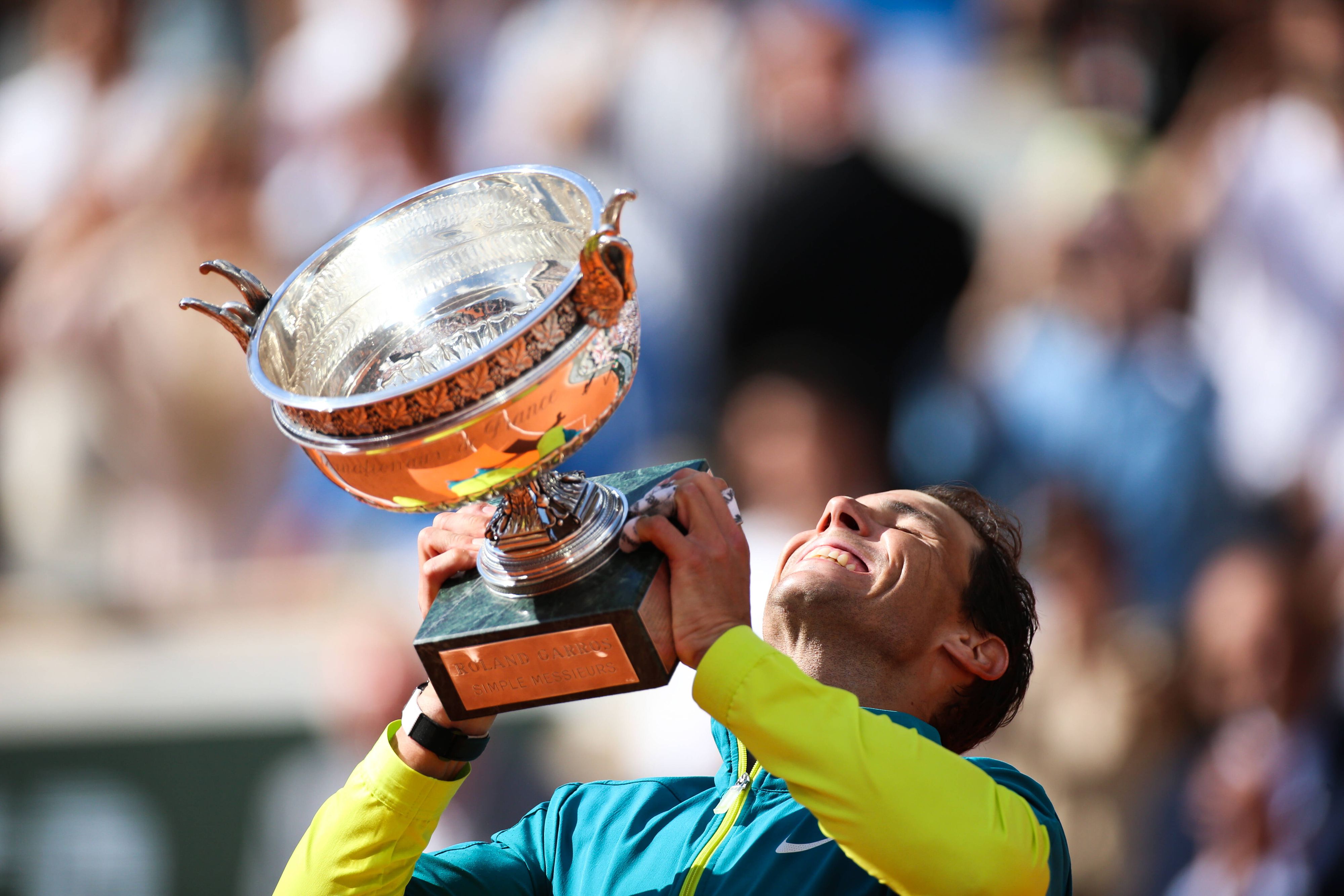Roland-Garros 2022, French Open 2022 Spain s Rafael Nadal celebrating with The Mousquetaires Cup The Musketeers after his men s final tennis match against Norway s Casper Ruud at the Philippe Chatrier court on Day 15 of The Roland Garros 2022 French Open tennis tournament. Paris France PUBLICATIONxNOTxINxFRA Copyright: xIbrahimxEzzatx originalFilename:ezzat-notitle220605_np04t.jpg 