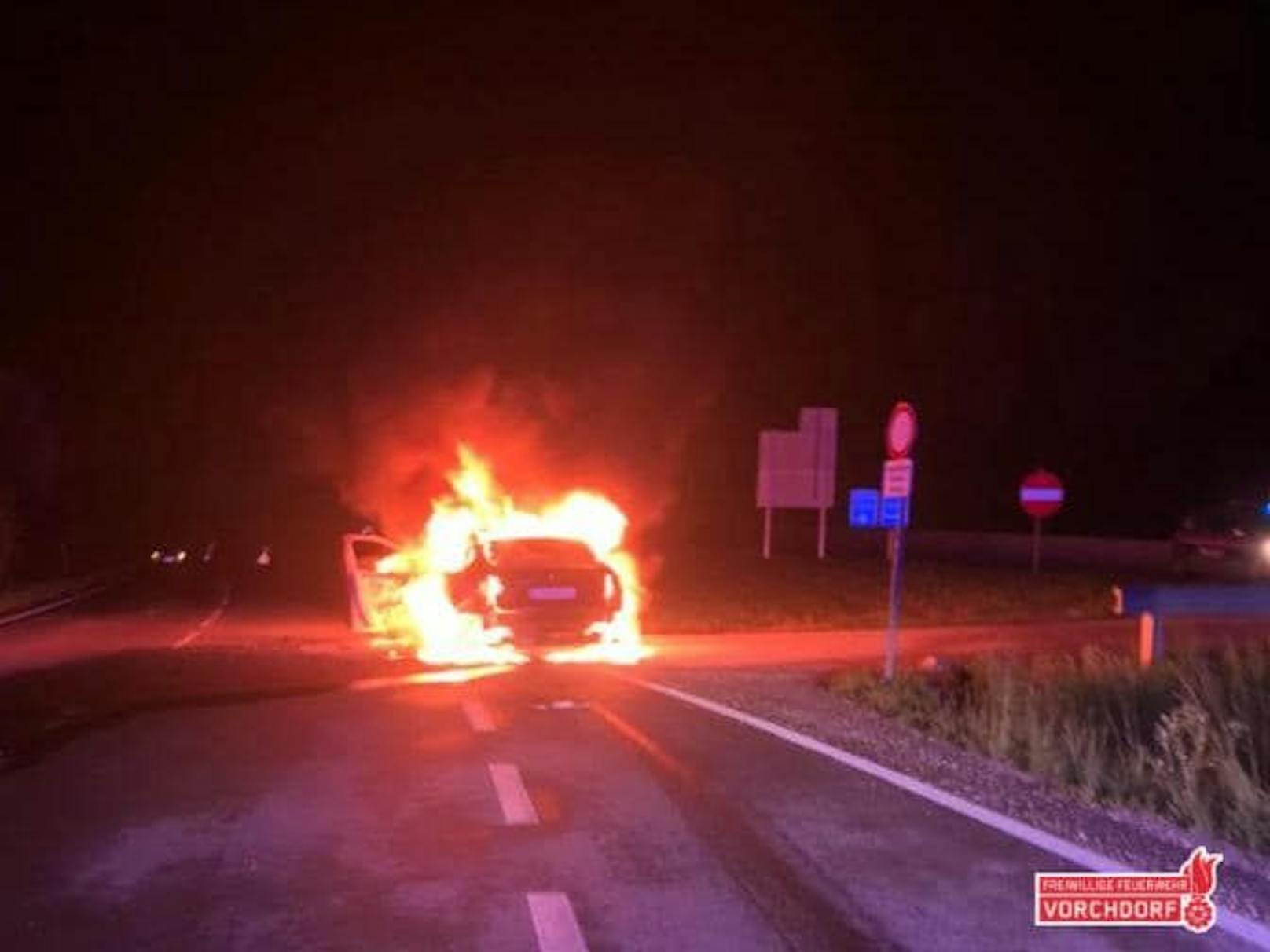Der BMW X6 brannte vollkommen aus.